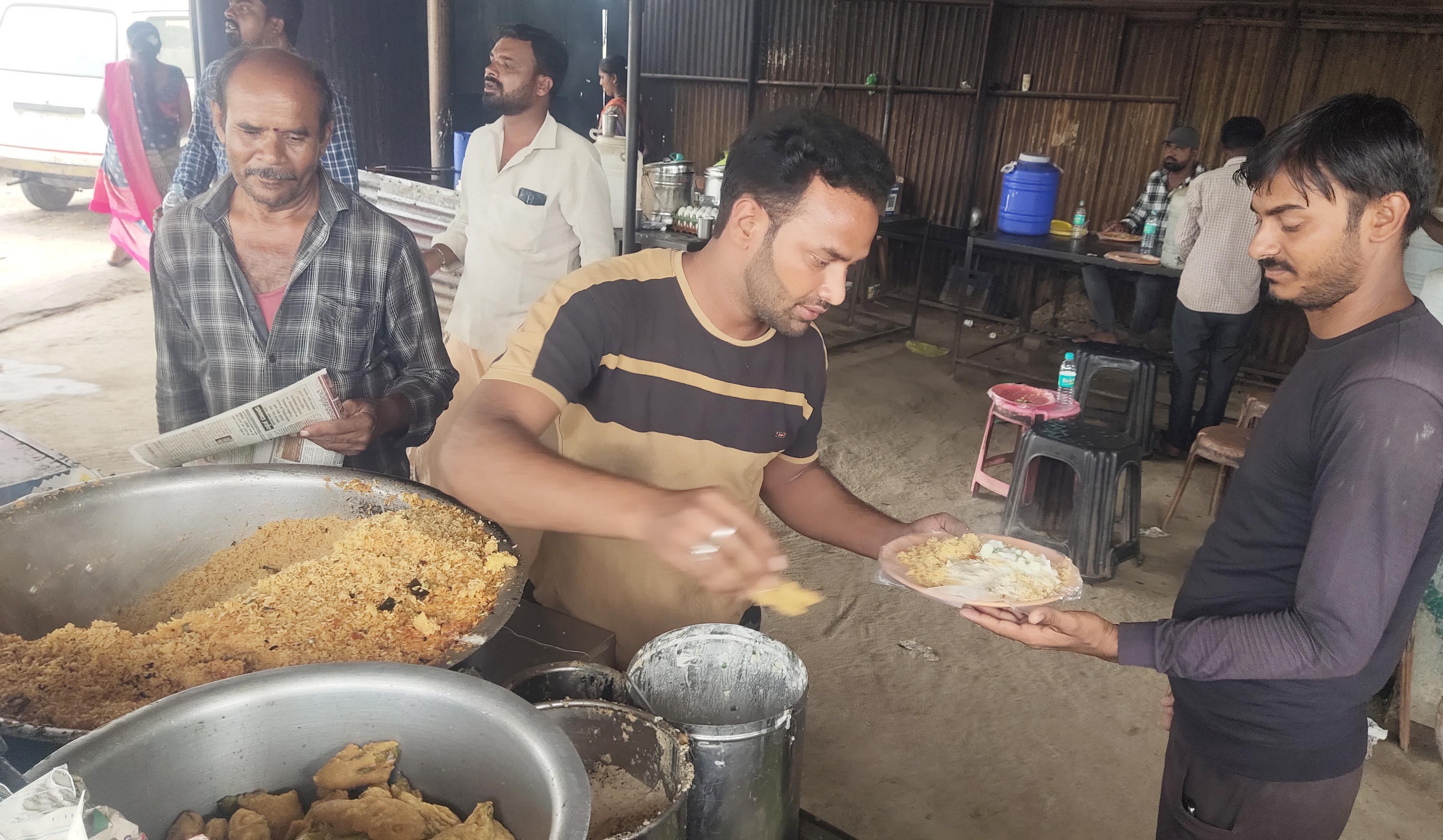 ಬಾಗೇಪಲ್ಲಿ ಟಿ.ಬಿ.ಕ್ರಾಸ್‌ನಲ್ಲಿ ಇರುವ ಅಬ್ದುಲ್ ಮನ್ನಾನ್ ಹೋಟೆಲ್‌ನಲ್ಲಿ ರೈಸ್ ವಿತರಿಸುತ್ತಿರುವುದು