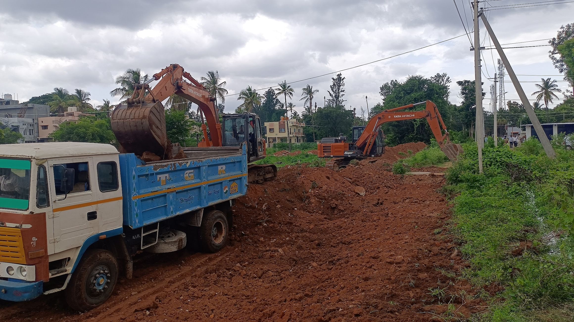 ತಿಪಟೂರು ಕಂಚಾಘಟ್ಟ ಬಡಾವಣೆಗೆ ಹೊಂದಿಕೊಂಡ ಅಮಾನಿಕೆರೆಗೆ ಸೇರುವ ರಾಜಕಾಲುವೆ ಒತ್ತುವರಿ ತೆರವುಗೊಳಿಸಲಾಯಿತು