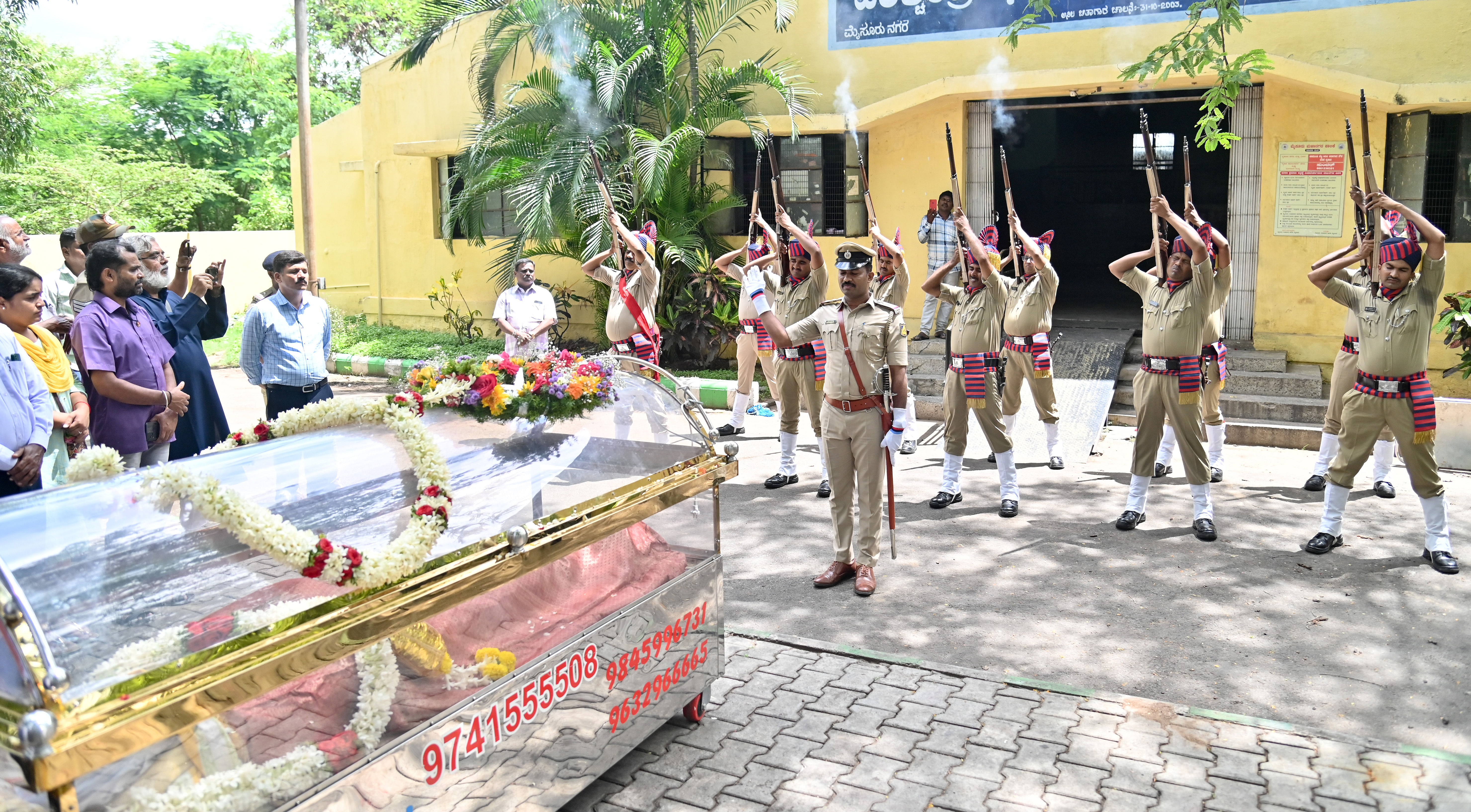 ಮೈಸೂರಿನ ಚಾಮುಂಡಿಬೆಟ್ಟದ ತಪ್ಪಲಿನ ರುದ್ರಭೂಮಿಯ ಅನಿಲ ಚಿತಾಗಾರದಲ್ಲಿ ಬುಧವಾರ ಪಂಡಿತ್ ರಾಜೀವ ತಾರಾನಾಥ ಅವರಿಗೆ ಸಕಲ ಸರ್ಕಾರಿ ಗೌರವ ನೀಡಲಾಯಿತು –ಪ್ರಜಾವಾಣಿ ಚಿತ್ರ