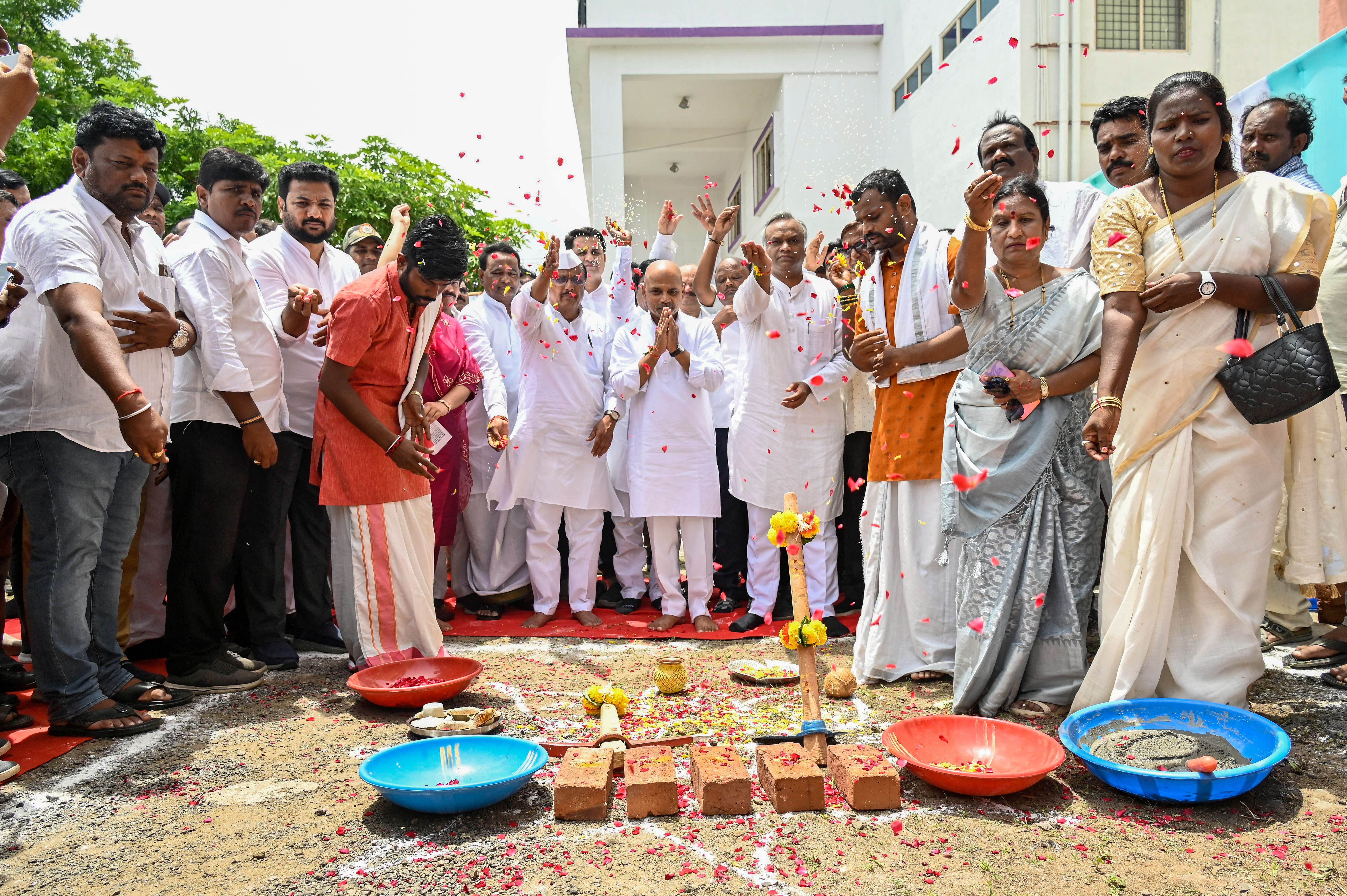 ಕಲಬುರಗಿಯ ಜಿಮ್ಸ್‌ ಆವರಣದಲ್ಲಿ ಸುಟ್ಟ ಗಾಯಗಳ ಚಿಕಿತ್ಸಾ ಘಟಕ ಹಾಗೂ ಸಿಸಿಬಿ ಕಟ್ಟಡ ನಿರ್ಮಾಣಕ್ಕೆ ಜನಪ್ರತಿನಿಧಿಗಳು ಶನಿವಾರ ಶಂಕು ಸ್ಥಾಪನೆ ನೆರವೇರಿಸಿದರು. ಸಚಿವರಾದ ಪ್ರಿಯಾಂಕ್‌ ಖರ್ಗೆ, ಡಾ. ಶರಣಪ್ರಕಾಶ ಪಾಟೀಲ, ಸಿಎಂ ಸಲಹೆಗಾರ ಬಿ.ಆರ್‌.ಪಾಟೀಲ, ವಿಧಾನ ಪರಿಷತ್ ಸದಸ್ಯರಾದ ತಿಪ್ಪಣ್ಣಪ್ಪ ಕಮಕನೂರ, ಜಗದೇವ ಗುತ್ತೇದಾರ ಸೇರಿದಂತೆ ಹಲವರು ಪಾಲ್ಗೊಂಡಿದ್ದರು