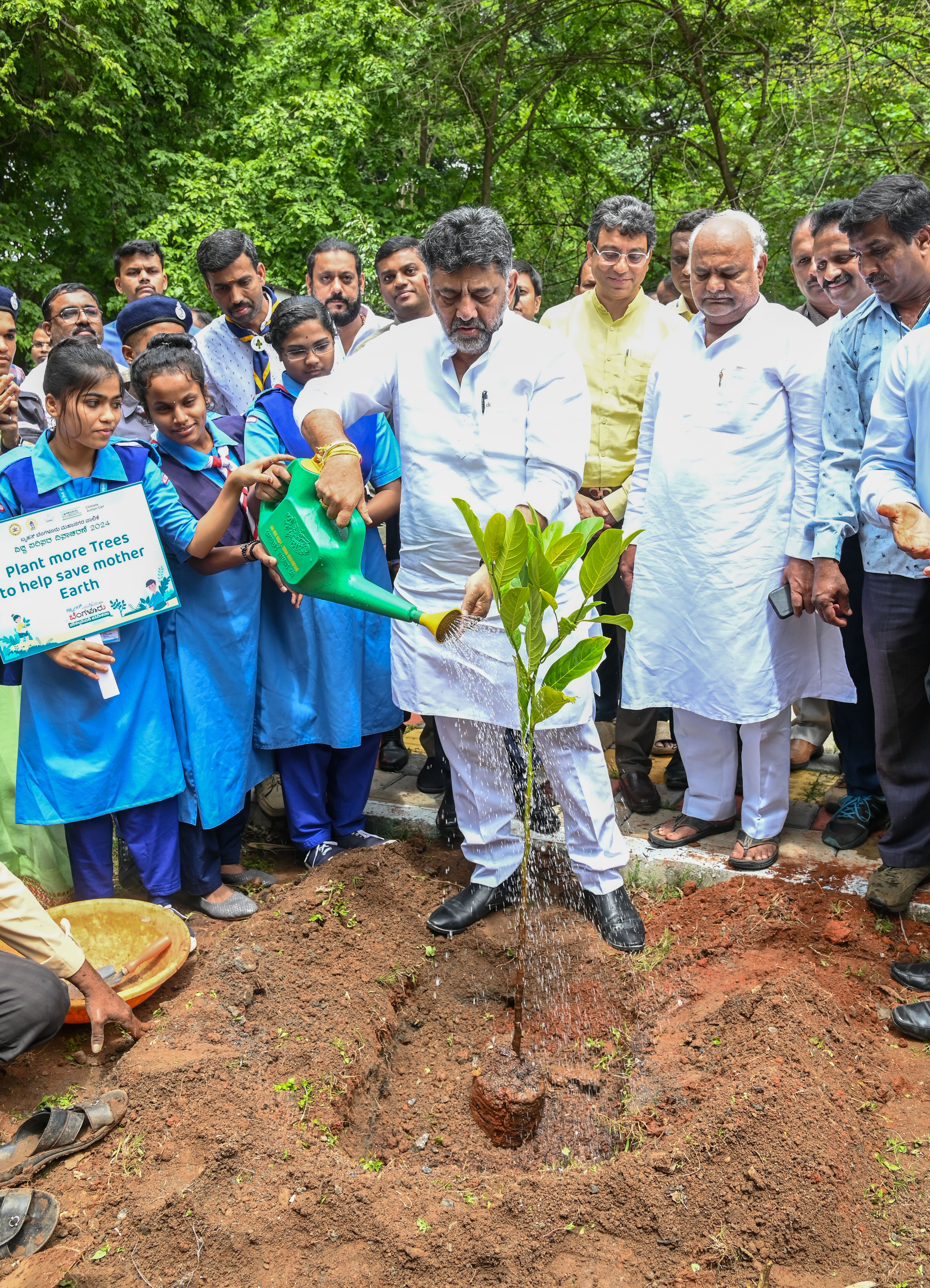 ವಿಶ್ವ ಪರಿಸರ ದಿನಾಚರಣೆ ಅಂಗವಾಗಿ ಉಪಮುಖ್ಯಮಂತ್ರಿ ಡಿ.ಕೆ. ಶಿವಕುಮಾರ್ ಅವರು ಮಕ್ಕಳೊಂದಿಗೆ ಗಿಡ ನೆಟ್ಟರು. ಜವಳಿ ಸಚಿವ ಶಿವಾನಂದ ಪಾಟೀಲ್, ಬಿಬಿಎಂಪಿ ಆಯುಕ್ತ ತುಷಾರ್ ಗಿರಿನಾಥ್ ಪಾಲ್ಗೊಂಡಿದ್ದರು –ಪ್ರಜಾವಾಣಿ ಚಿತ್ರ