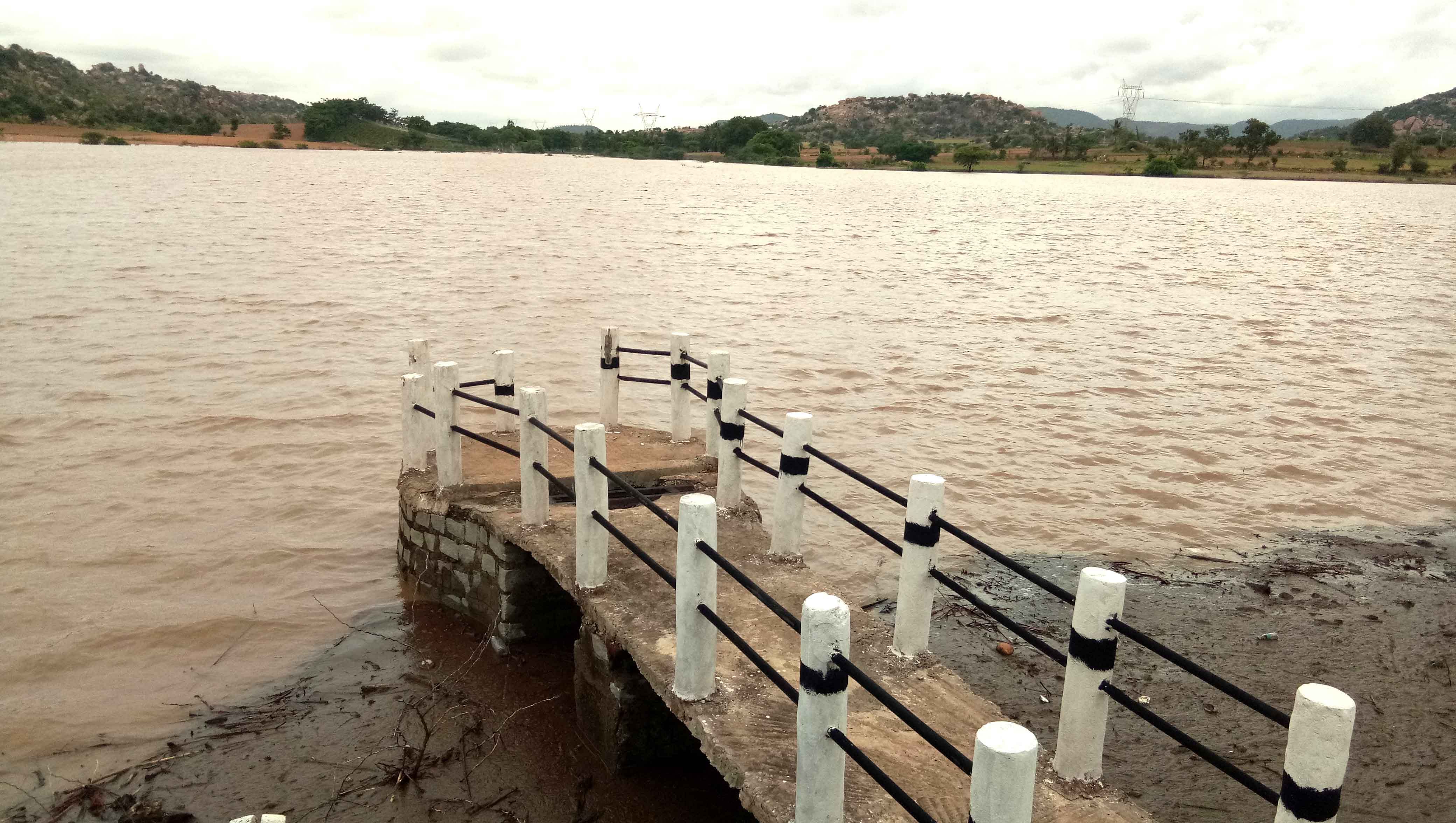 ಮೊಳಕಾಲ್ಮುರು ತಾಲ್ಲೂಕಿನ ಸಂತೇಗುಡ್ಡ ಕೆರೆ ಭರ್ತಿಯಾಗಿರುವುದು