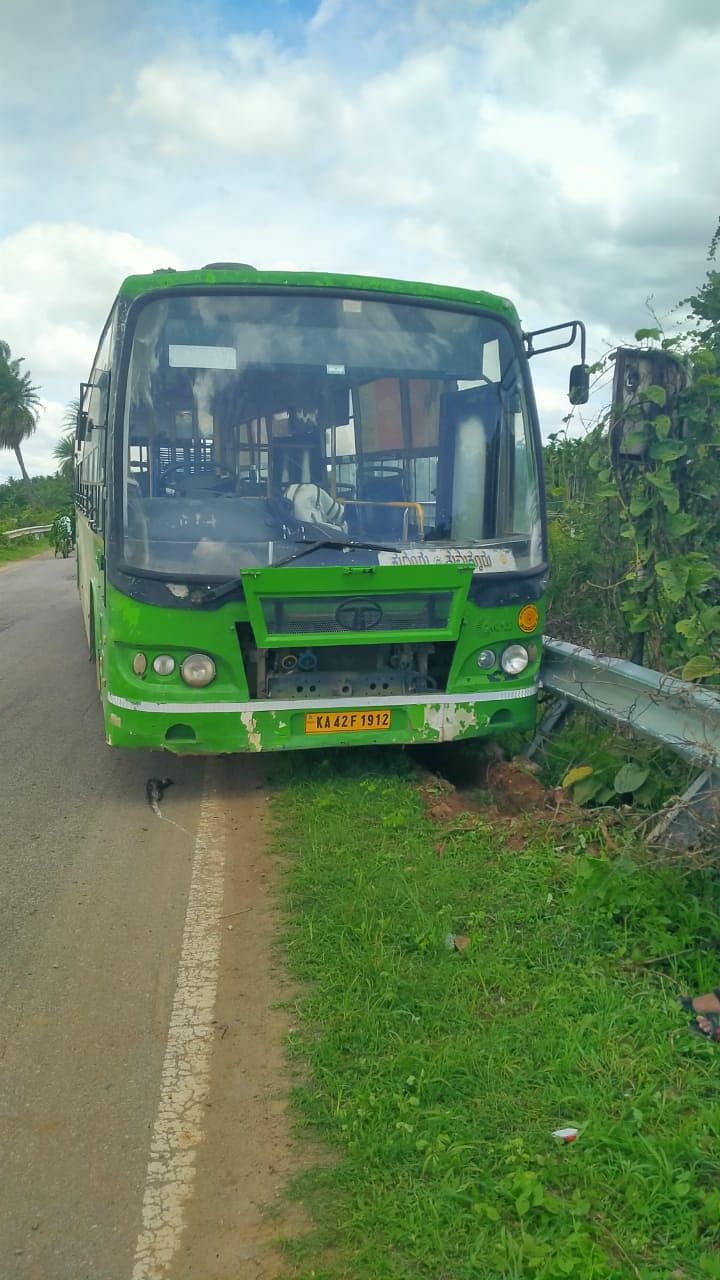 ಕುದೂರು ತುಮಕೂರು ರಸ್ತೆ ಹೊನ್ನುಡಿಕೆ ಕೆರೆ ಏರಿ ಮೇಲೆ ನಗರ ಸಾರಿಗೆ ಬಸ್ ತಡೆಗೋಡೆಗೆ ಡಿಕ್ಕಿ ಹೊಡೆದಿರುವುದು