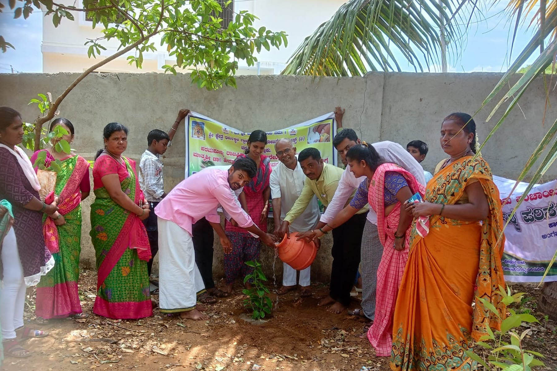 ಚನ್ನಗಿರಿ ತಾಲ್ಲೂಕು ಇಟ್ಟಿಗೆ ಗ್ರಾಮದ ಸರ್ಕಾರಿ ಹಿರಿಯ ಪ್ರಾಥಮಿಕ ಶಾಲಾ ಆವರಣದಲ್ಲಿ ವಿಶ್ವ ಪರಿಸರ ದಿನಾಚರಣೆ ಅಂಗವಾಗಿ ಬುಧವಾರ ಕೃಷಿ ಮೇಲ್ವಿಚಾರಕ ಕೆ. ಹನುಮಂತಪ್ಪ ಸಸಿ ನೆಟ್ಟು ನೀರು ಹಾಕುವ ಮೂಲಕ ಕಾರ್ಯಕ್ರಮಕ್ಕೆ ಚಾಲನೆ ನೀಡಿದರು. ಕರಿಸಿದ್ದಪ್ಪ, ಲಿಂಗರಾಜು ಇದ್ದರು.