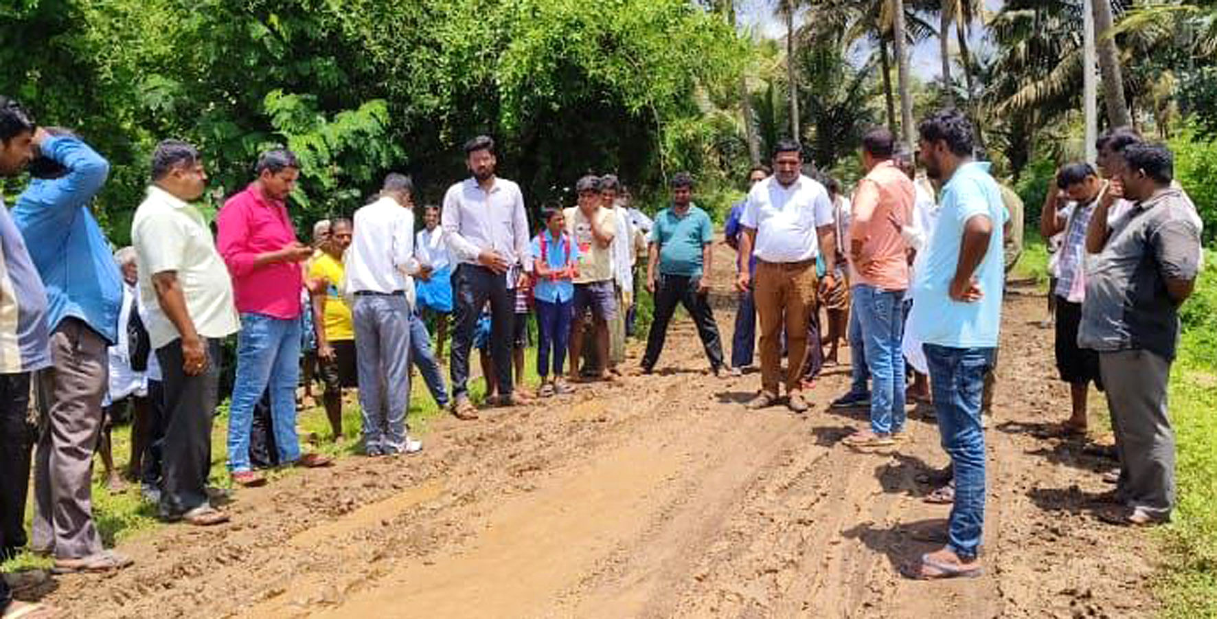 ಕಿಕ್ಕೇರಿ ಹೋಬಳಿಯ ಮಾದಿಹಳ್ಳಿ ಗ್ರಾಮದ ಸೇತುವೆ ನಿರ್ಮಾಣಕ್ಕೆ ಶುಕ್ರವಾರ ಗ್ರಾಮಸ್ಥರು ಅಧಿಕಾರಿಗಳಿಗೆ ಒತ್ತಾಯಿಸಿದರು. ಎ‌ಇ‌ಇ ಚಂದ್ರೇಗೌಡ, ಶ್ರೀಧರ್, ಕಾಳೇಗೌಡ, ಬಾಲರಾಜ್, ಪ್ರಶಾಂತ್, ನಾಗೇಗೌಡ, ಲಕ್ಷ್ಮಣಗೌಡ, ರಾಮೇಗೌಡ, ಗಣೇಶ್‌ಗೌಡ, ಚಂದ್ರು, ಪುಟ್ಟಸ್ವಾಮಿ, ಸಂತೋಷ್ ಭಾಗವಹಿಸಿದ್ದರು