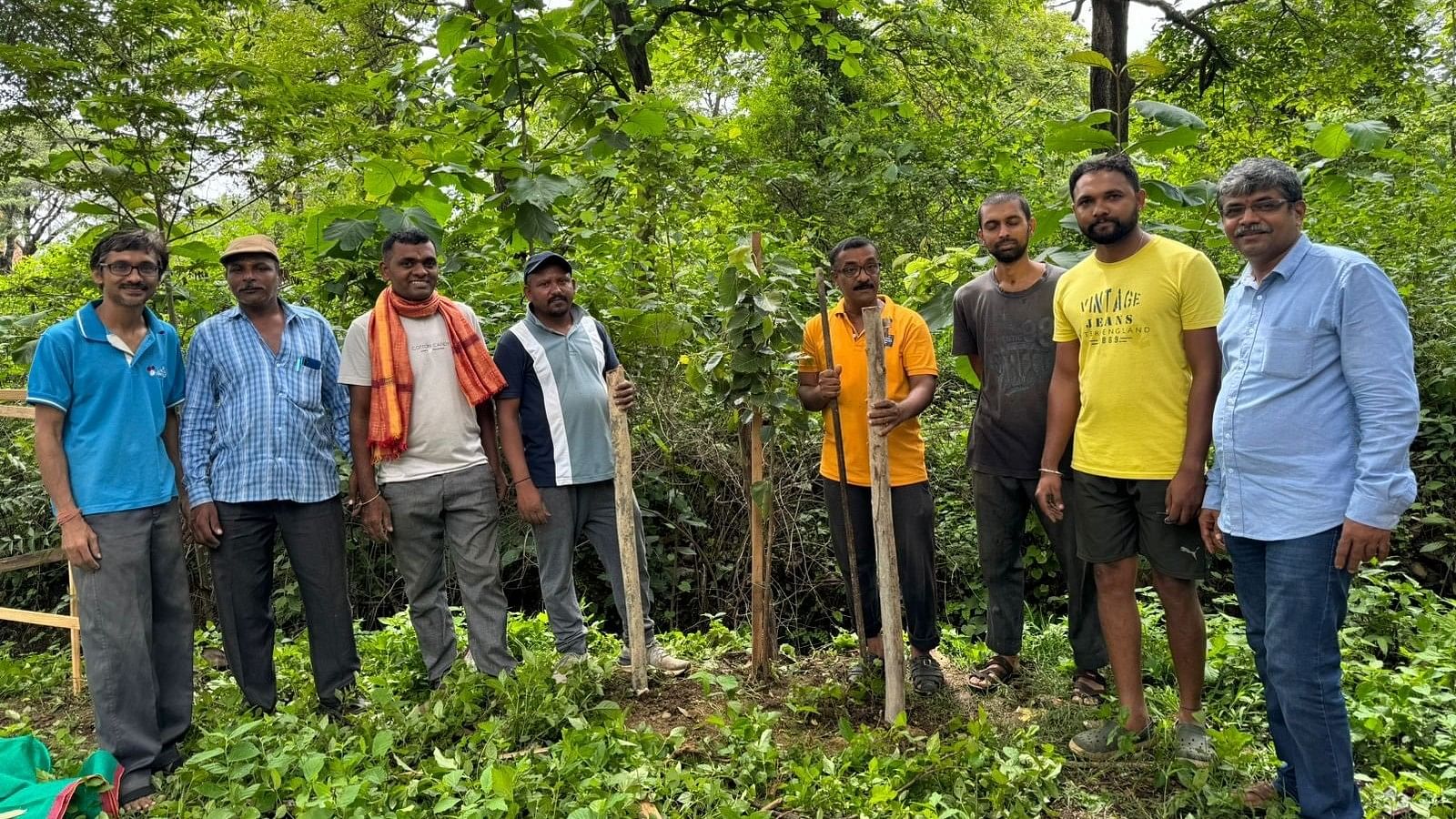 ಮುಂಡಗೋಡದ ನ್ಯಾಸರ್ಗಿ ರಸ್ತೆಯ ಶರೀಫ ಶಿವಯೋಗಿ ಮಂದಿರದ ಆವರಣದಲ್ಲಿ ಸಮಾನ ಮನಸ್ಕರ ತಂಡದ ಸದಸ್ಯರು ಗಿಡ ನೆಟ್ಟು ಸುತ್ತಲೂ ರಕ್ಷಾ ಕವಚ ನಿರ್ಮಿಸಿದರು