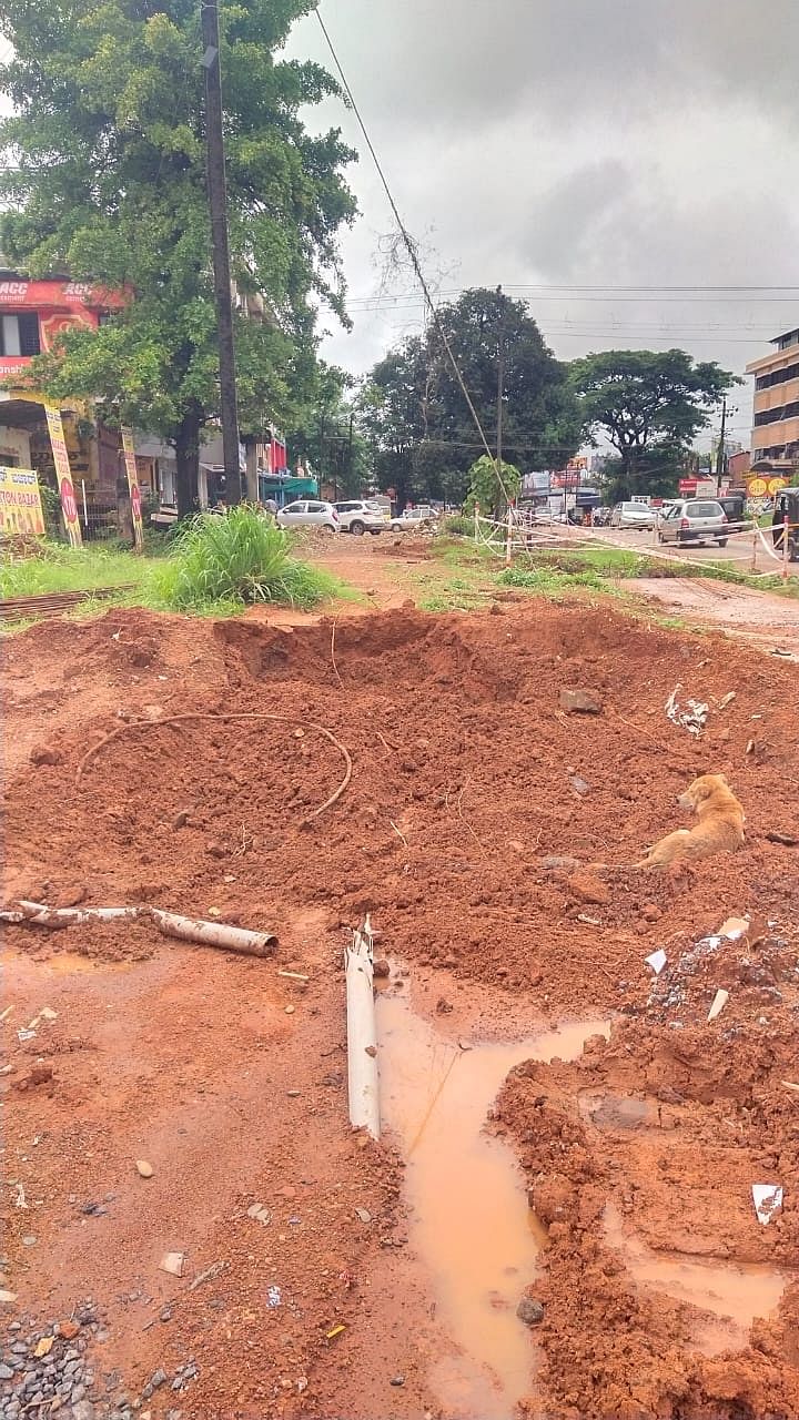 ಫೋನ್ ಕೇಬಲ್ ಹುದುಗಿಟ್ಟ ಜಾಗ