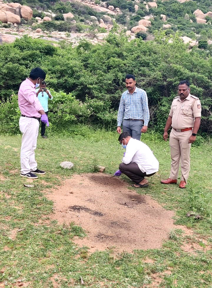 ಮೊಳಕಾಲ್ಮುರಿನ ಕೂಗೆ ಬಂಡಿ ಬಳಿ ಯುವಕನ ಶವ ಸುಟ್ಟ ಜಾಗವನ್ನು ಪೊಲೀಸರು ಗುರುವಾರ ಪರಿಶೀಲಿಸಿದರು