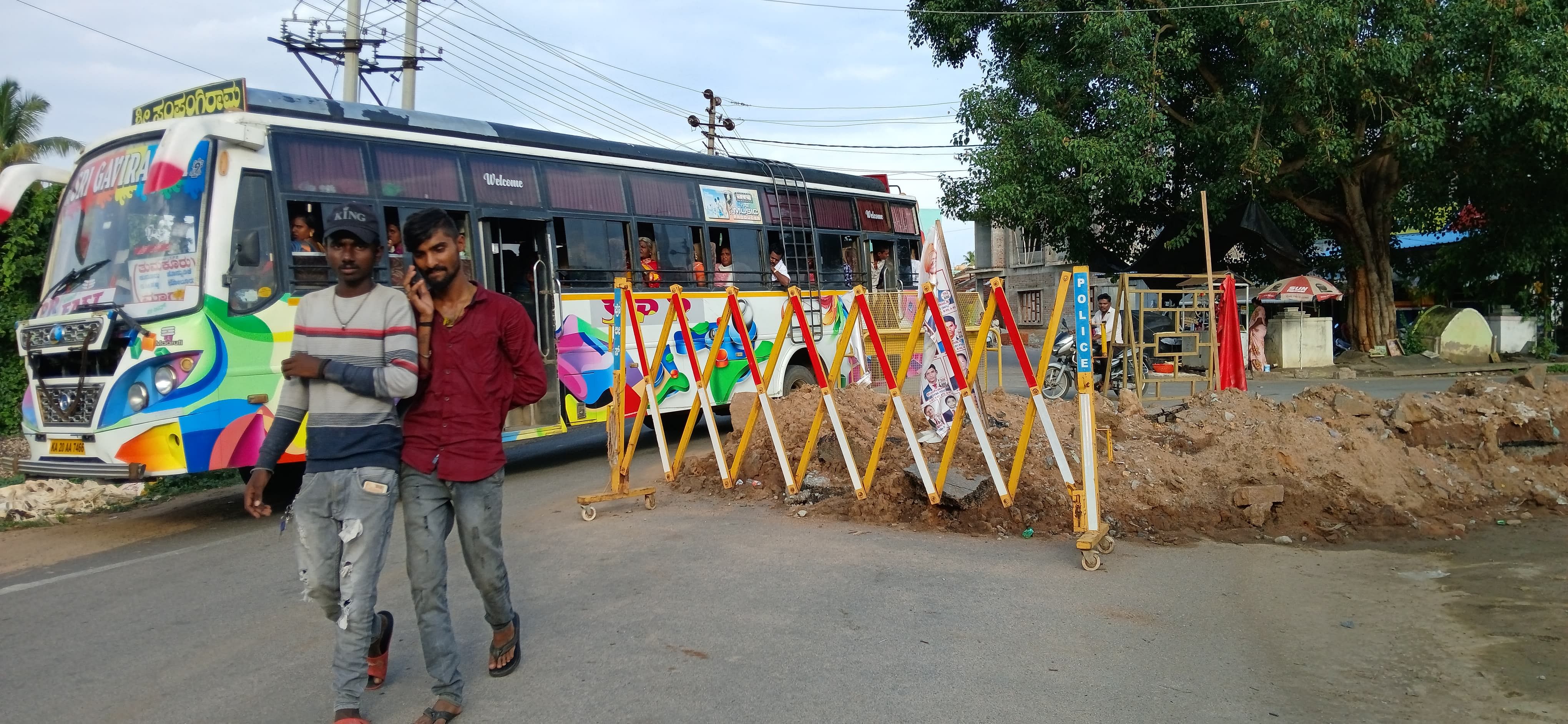 ಕುದೂರು ಚೌಡೇಶ್ವರಿ ಸರ್ಕಲ್ ಬಳಿ ನಡೆಯುತ್ತಿರುವ ಚರಂಡಿ ಕಾಮಗಾರಿಯಿಂದಾಗಿ ಬಸ್ ತಿರುಗಿಸಲು ಪ್ರಯಾಸ ಪಡುತ್ತಿರುವ ಚಾಲಕರು