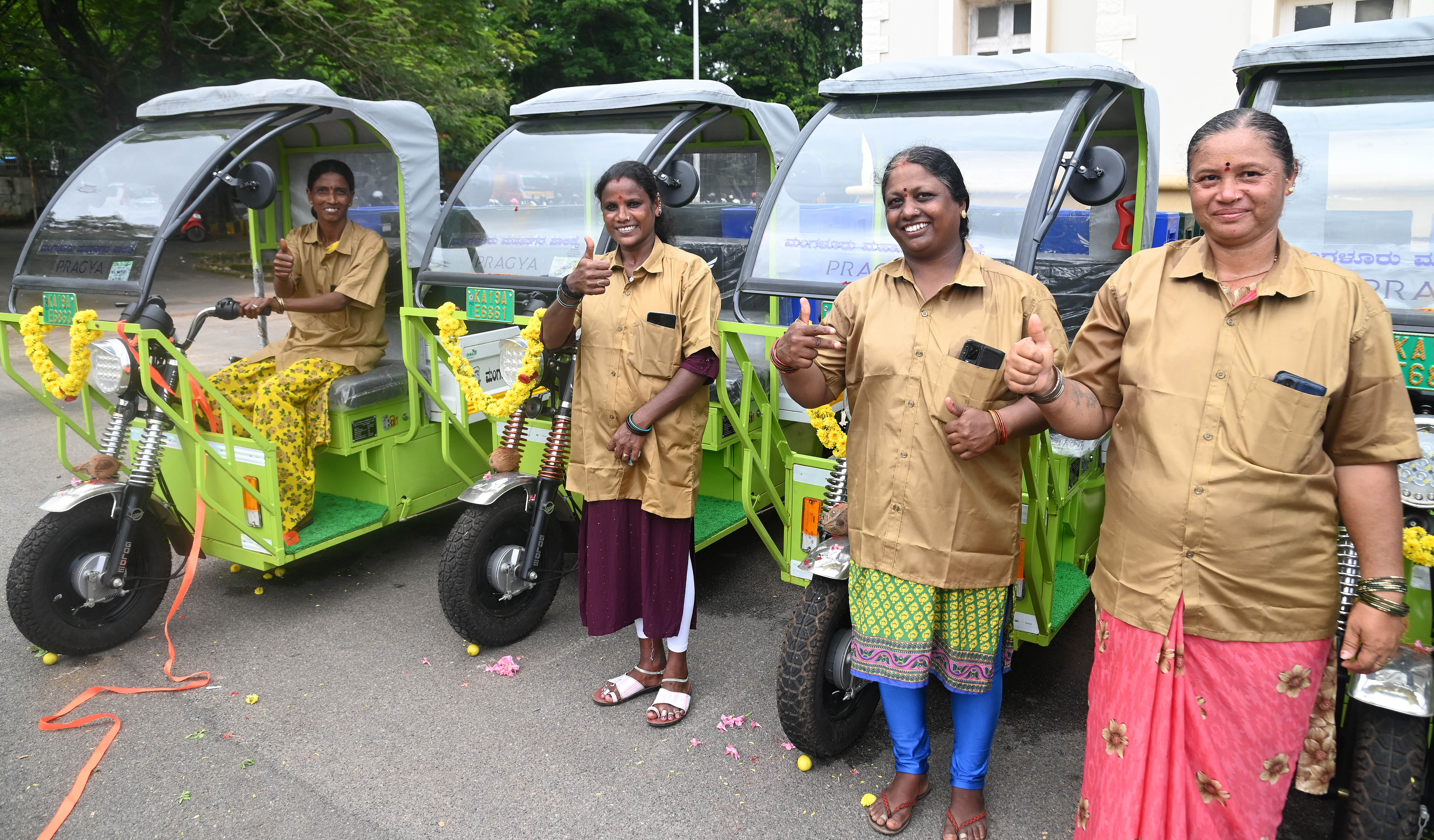 ಮನೆ ಮನೆಯಿಂದ ಕಸ ಸಂಗ್ರಹಿಸಲು ಬಳಸುವ ವಿದ್ಯುತ್ ಚಾಲಿತ ಆಟೊಗಳ ಮುಂದೆ ಪೌರಕಾರ್ಮಿಕರು ಖುಷಿ ಹಂಚಿಕೊಂಡರು  – ಪ್ರಜಾವಾಣಿ ಚಿತ್ರ