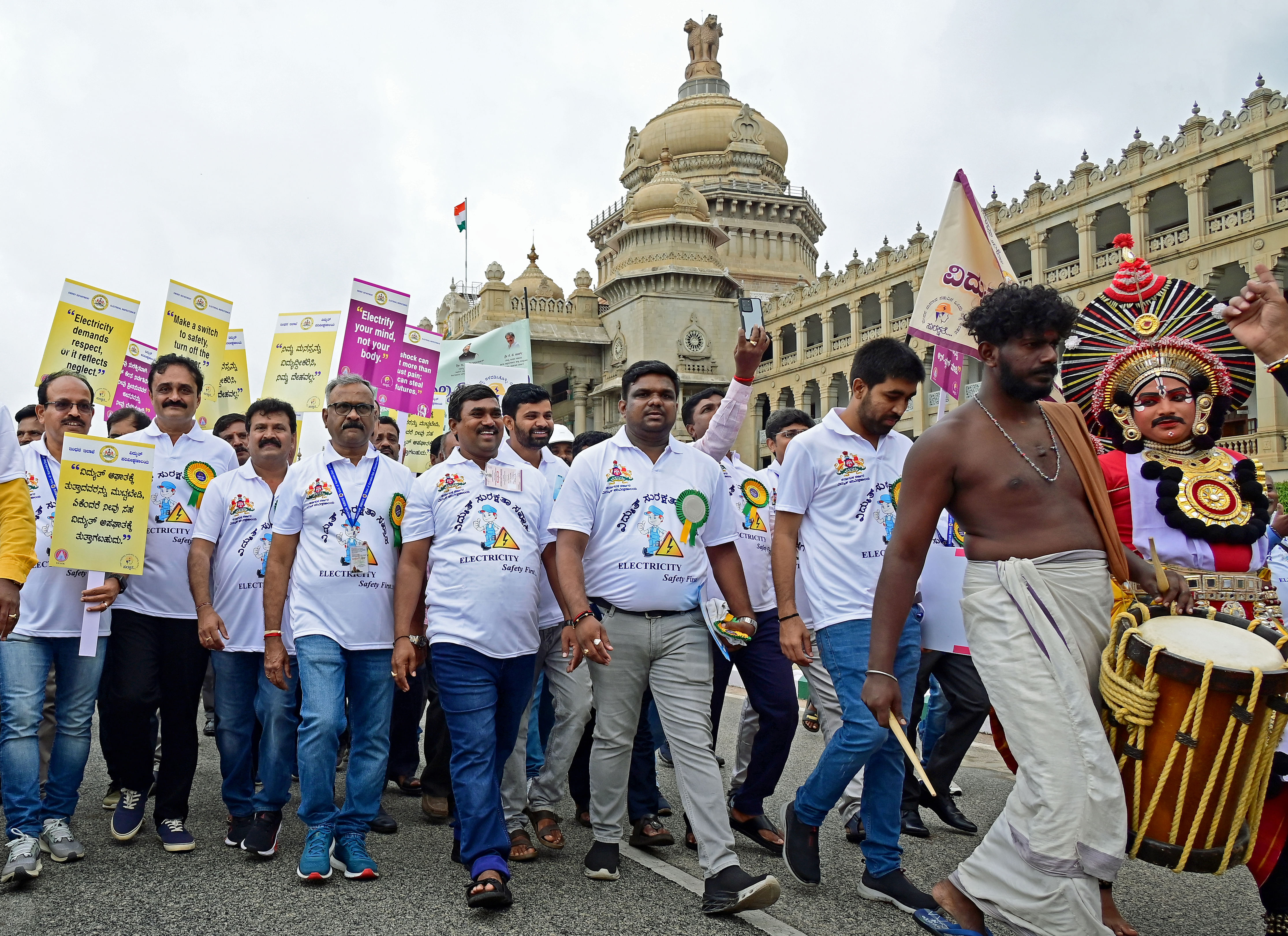 ನಗರದಲ್ಲಿ ಬುಧವಾರ ಇಂಧನ ಇಲಾಖೆ ಆಯೋಜಿಸಿದ್ದ ರಾಷ್ಟ್ರೀಯ ವಿದ್ಯುತ್ ಸುರಕ್ಷತಾ ಸಪ್ತಾಹ – 2024ರ ಕಾಲ್ನಡಿಗೆ ಜಾಥಾದಲ್ಲಿ ಇಂಧನ ಇಲಾಖೆ ಅಧಿಕಾರಿಗಳು ಮತ್ತು ಸಿಬ್ಬಂದಿ ಭಾಗವಹಿಸಿದ್ದರು -ಪ್ರಜಾವಾಣಿ ಚಿತ್ರ