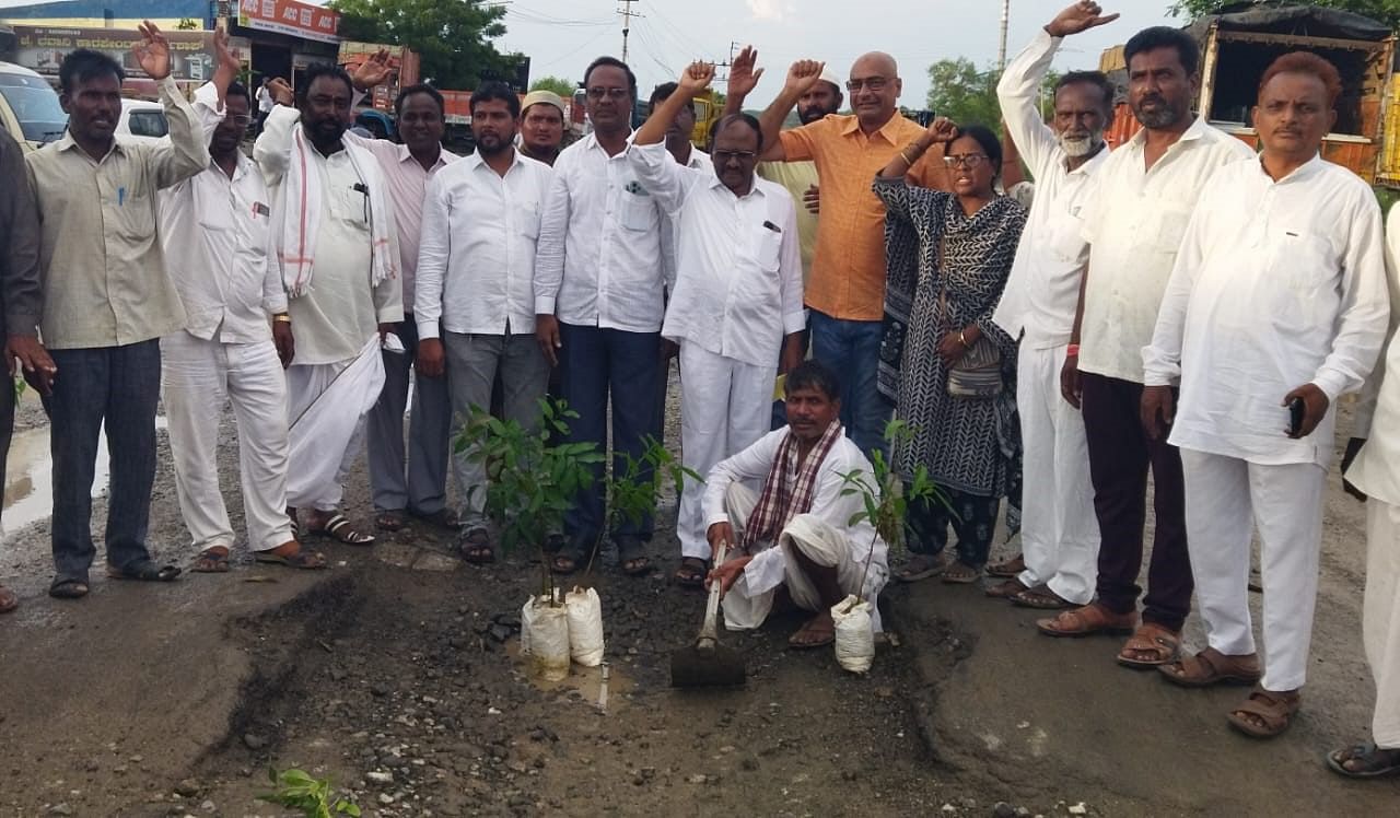 ಶಹಾಬಾದ್‌ ನಗರದ ಬಸವೇಶ್ವರ ವೃತ್ತದಲ್ಲಿ ಹಾದು ಹೋಗುವ ರಾಜ್ಯ ಹೆದ್ದಾರಿಯ ತಗ್ಗುಗಳ ಮದ್ಯೆ ಸಸಿ ನೆಡುವ ಮೂಲಕ ಪ್ರಗತಿಪರ ಸಂಘಟನೆ ಮತ್ತು ಪ್ರಗತಿಪರ ಒಕ್ಕೂಟದ ವತಿಯಿಂದ ಪ್ರತಿಭಟನೆ ಮಾಡಲಾಯಿತು