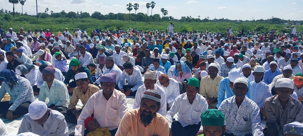 ಕ‌ನಕಗಿರಿಯ ಈದ್ಗಾ ಮೈದಾನದಲ್ಲಿ ಸೋಮವಾರ ಬಕ್ರೀದ್ ಹಬ್ಬದ ಸಾಮೂಹಿಕ ಪ್ರಾರ್ಥನೆಯಲ್ಲಿ ಮುಸ್ಲಿಂ ಸಮುದಾಯದವರು ಭಾಗವಹಿಸಿದ್ದರು 