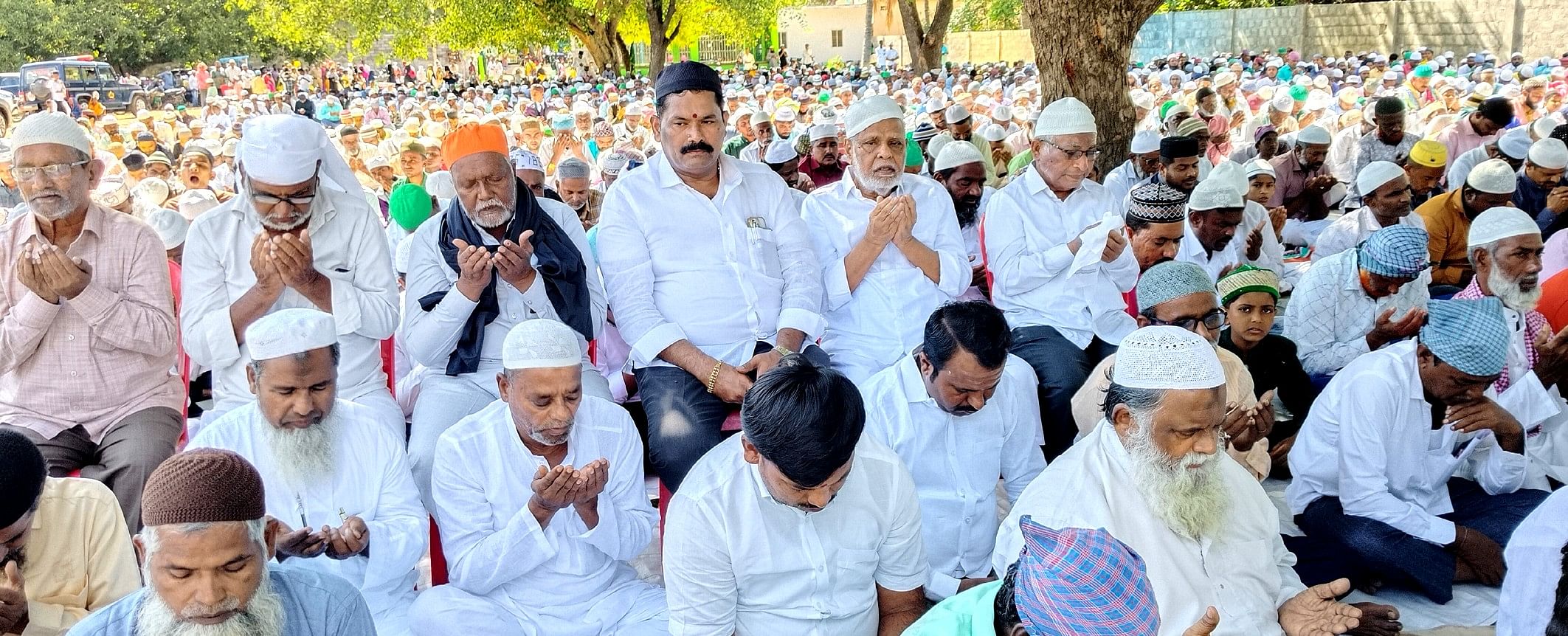 ಕಾರಟಗಿಯ ಈದ್ಗಾ ಮೈದಾನದಲ್ಲಿ ಬಕ್ರೀದ್ ಹಬ್ಬದ ನಿಮಿತ್ತ ಸೋಮವಾರ ಮುಸ್ಲಿಮರು ಸಾಮೂಹಿಕ ಪ್ರಾರ್ಥನೆ ಸಲ್ಲಿಸಿದರು. ಸಚಿವ ಶಿವರಾಜ ತಂಗಡಗಿ ಪಾಲ್ಗೊಂಡಿದ್ದರು