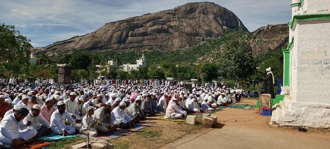 ಮಧುಗಿರಿ ಪಟ್ಟಣದ ಈದ್ಗಾ ಮೈದಾನದಲ್ಲಿ ಬಕ್ರೀದ್ ಅಂಗವಾಗಿ ಸೋಮವಾರ ಮುಸ್ಲಿಮರು ಸಾಮೂಹಿಕ ಪ್ರಾರ್ಥನೆ ಸಲ್ಲಿಸಿದರು