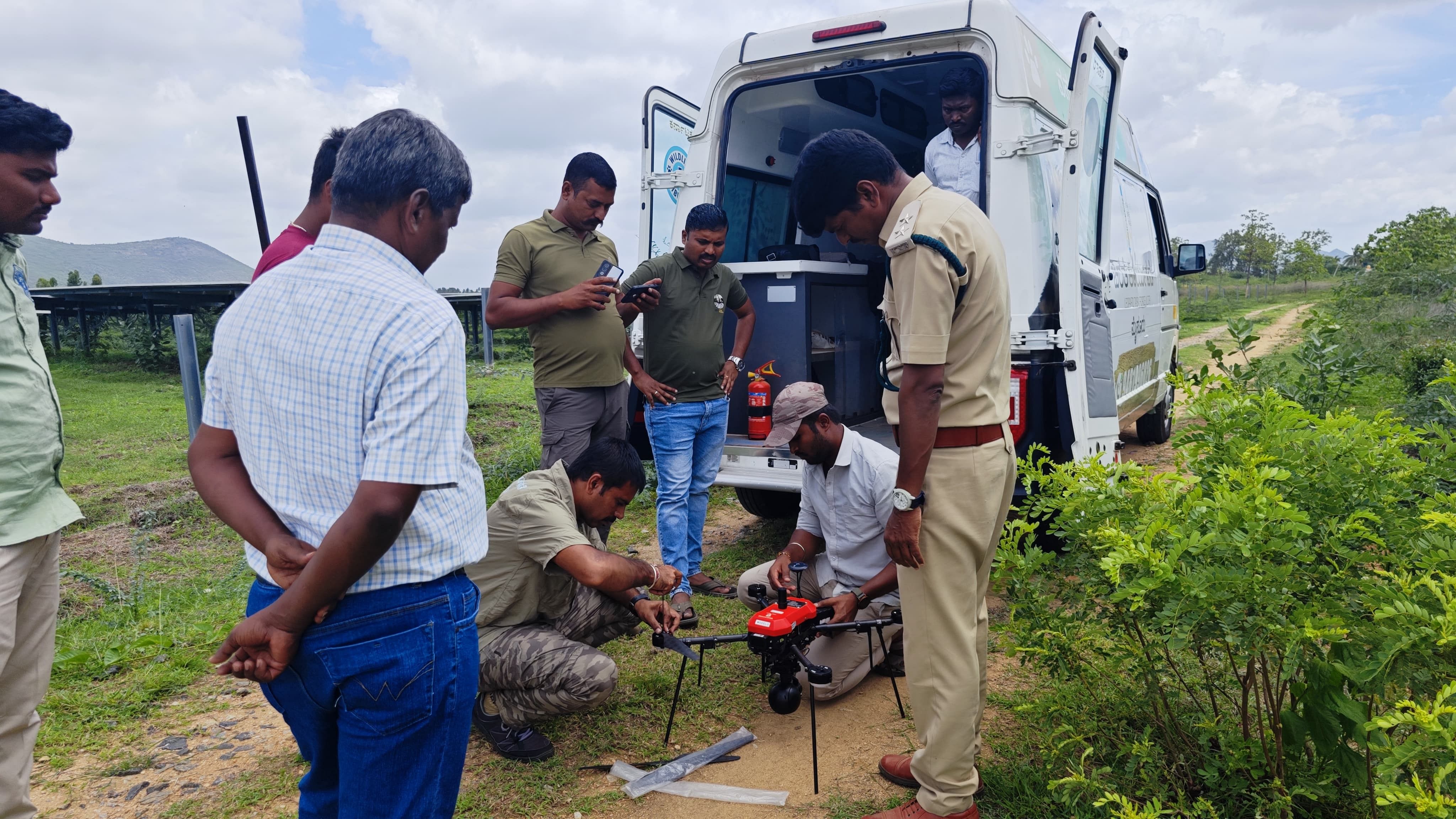 ಹನೂರು ಸಮೀಪದ ಗುಂಡಾಲ್ ಜಲಾಶಯದ ಸಮೀಪ ಚಿರತೆ ಸೆರೆಹಿಡಿಯಲು ಡ್ರೋಣ್ ಕ್ಯಾಮರಾ ಬಳಸುತ್ತಿರುವುದು.