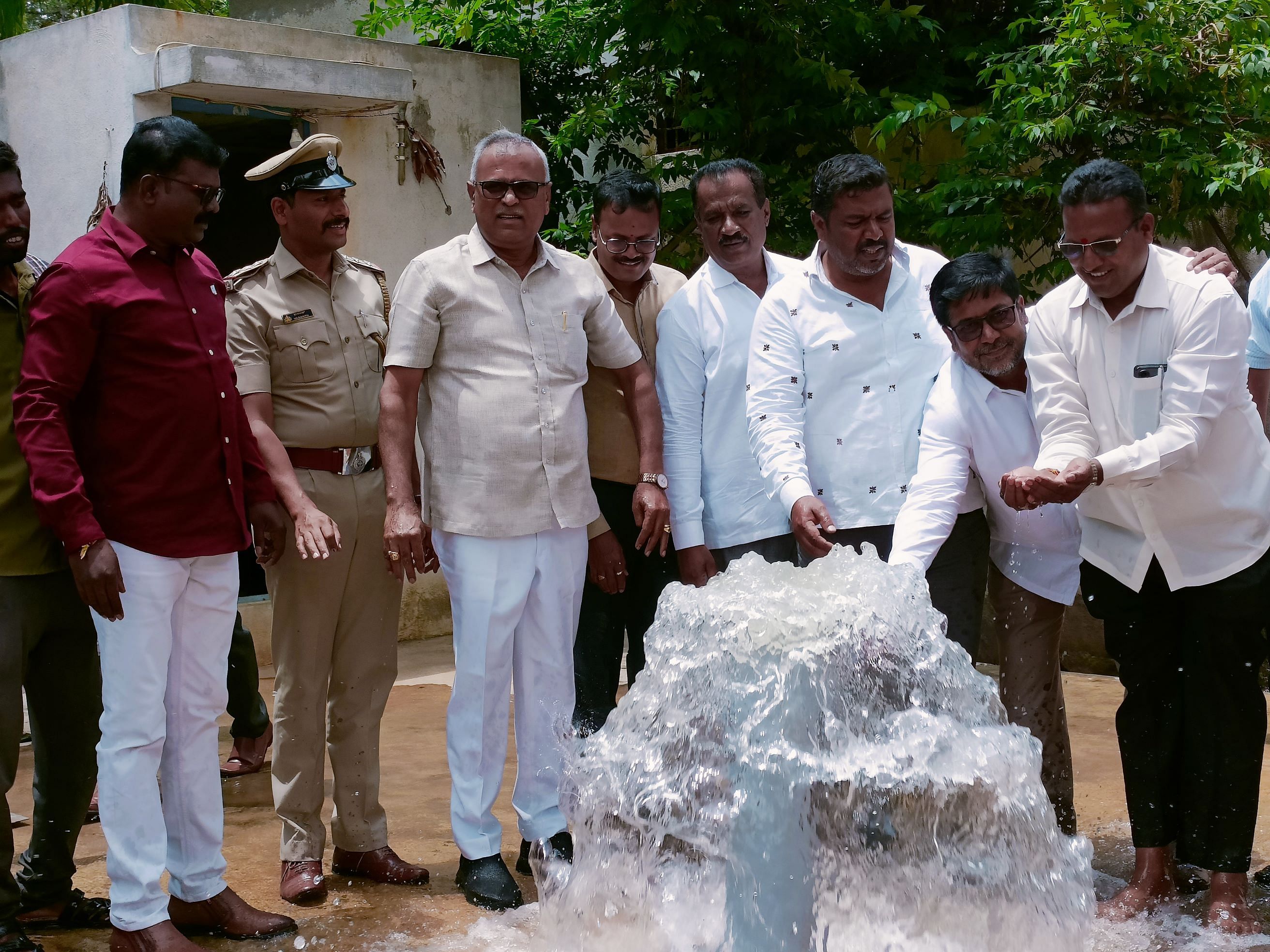 ಮಾಲೂರಿನಲ್ಲಿ ನಿರ್ಮಿಸಿರುವ ಓವರ್ ಹೆಡ್ ಟ್ಯಾಂಕಿಗೆ ಹರಿದು ಬಂದಿರುವ ಯರಗೋಳ್‌ ಡ್ಯಾಂ ನೀರು ಪಟ್ಟಣಕ್ಕೆ ಸರಬರಾಜು ಮಾಡಲು ಶಾಸಕ ಕೆ.ವೈ.ನಂಜೇಗೌಡ ಚಾಲನೆ ನೀಡಿದರು