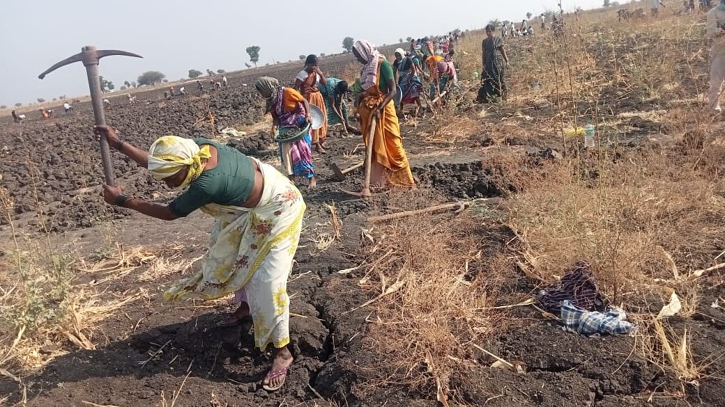 ಲಕ್ಷ್ಮೇಶ್ವರ ತಾಲ್ಲೂಕಿನ ಗ್ರಾಮವೊಂದರಲ್ಲಿ ಉದ್ಯೋಗ ಖಾತ್ರಿ ಯೋಜನೆಯಡಿ ಕೆಲಸ ಮಾಡುತ್ತಿದ್ದ ಮಹಿಳಾ ಕಾರ್ಮಿಕರು