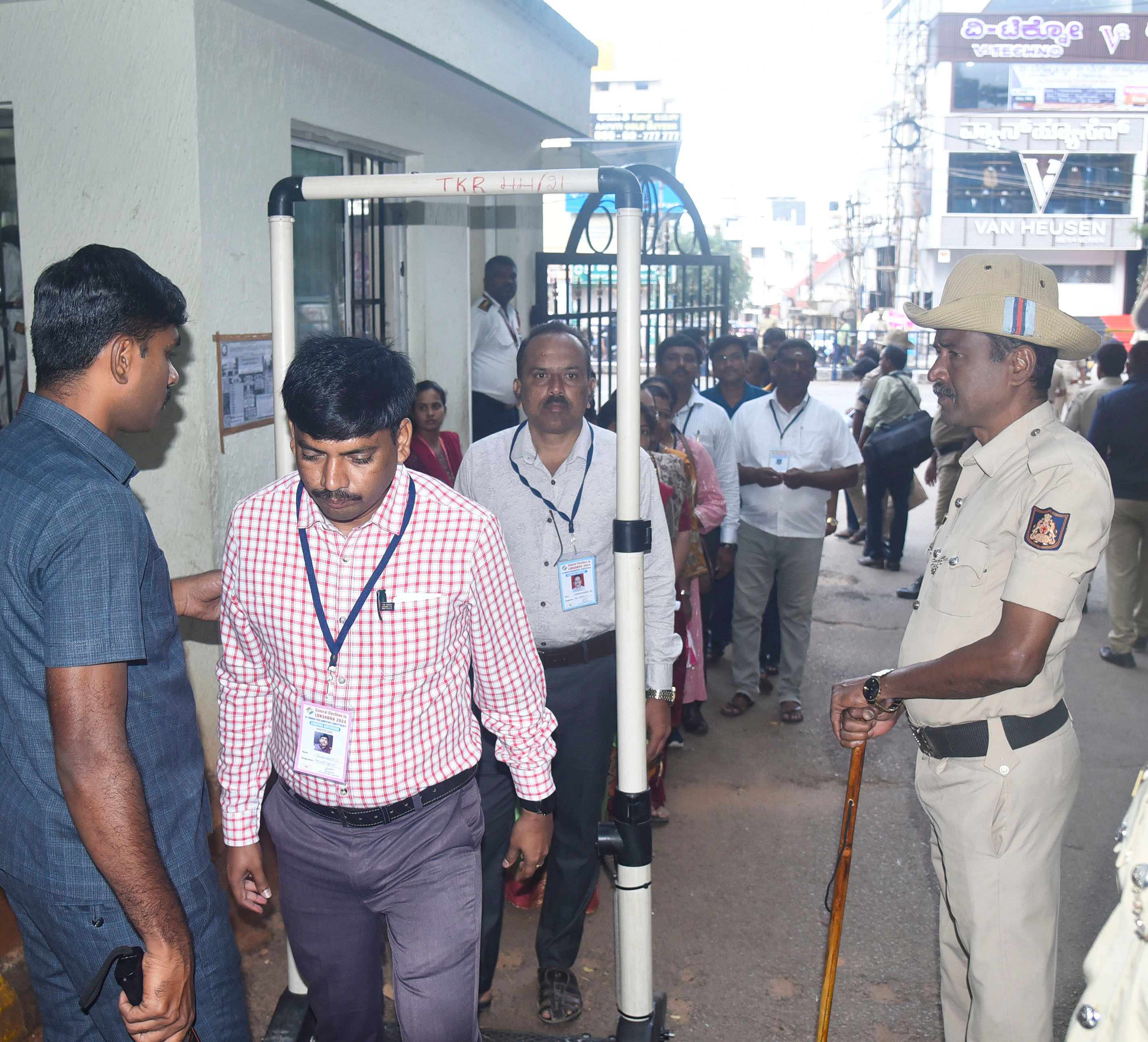 ತುಮಕೂರಿನಲ್ಲಿ ಮಂಗಳವಾರ ಮತ ಎಣಿಕೆ ಕೇಂದ್ರದತ್ತ ಆಗಮಿಸಿದ ಅಧಿಕಾರಿಗಳು
