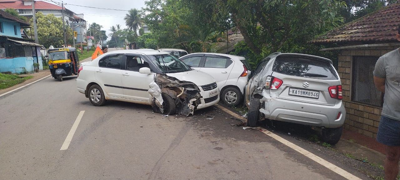 ವಿರಾಜಪೇಟೆ ಮೀನುಪೇಟೆಯಲ್ಲಿ ಸೋಮವಾರ ನಡೆದ ಸರಣಿ ಅಪಘಾತದಲ್ಲಿ 3 ಕಾರು ಜಖಂಗೊಂಡಿವೆ