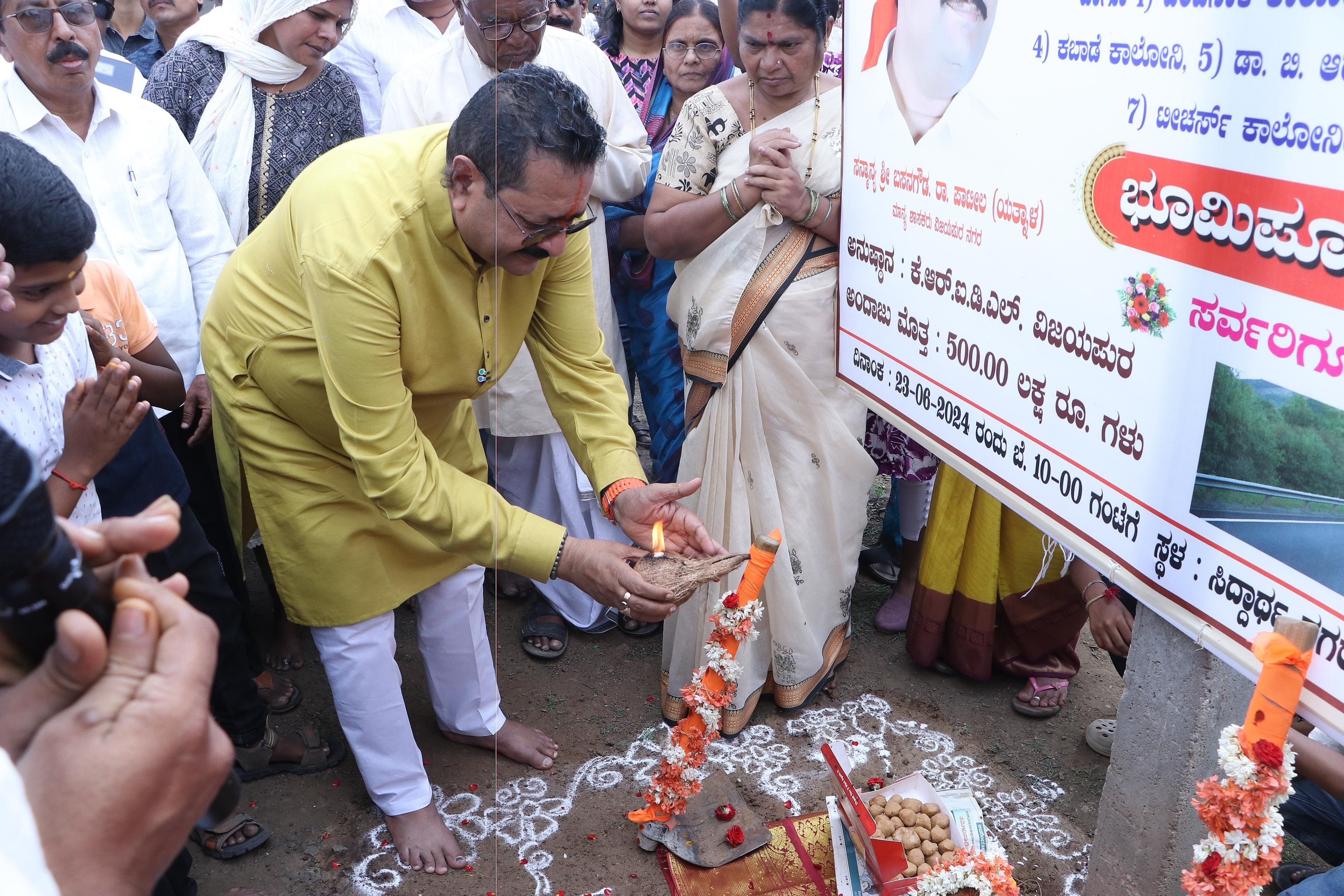 ವಿಜಯಪುರ ನಗರದ ಹೊರವಲಯದಲ್ಲಿರುವ ತೊರವಿ ಗ್ರಾಮದಲ್ಲಿ ಭಾನುವಾರ ₹5ಕೋಟಿ ಅನುದಾನದ ರಸ್ತೆ ಕಾಮಗಾರಿಗಳಿಗೆ ಶಾಸಕ ಬಸನಗೌಡ ಪಾಟೀಲ ಯತ್ನಾಳ ಭೂಮಿಪೂಜೆ ನೆರವೇರಿಸಿದರು