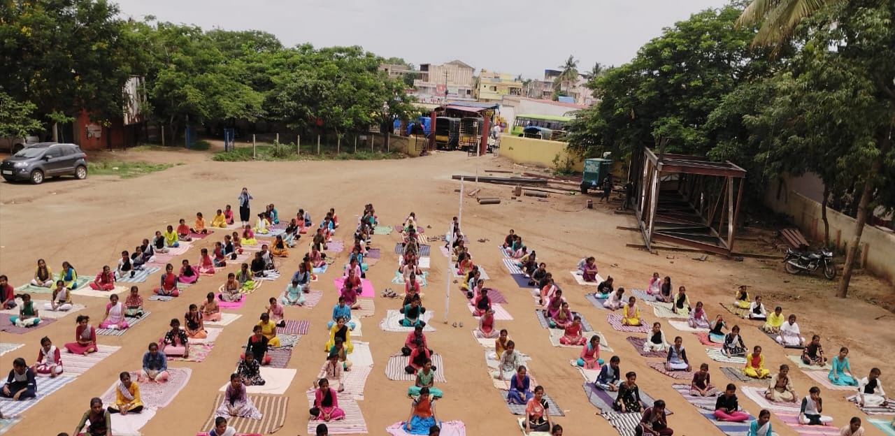 ನರಗುಂದದ ಬಾಲಕಿಯರ ಸರ್ಕಾರಿ ಪ್ರೌಢಶಾಲೆಯಲ್ಲಿ ಆಯುಷ್ ಹಾಗೂ ಶಿಕ್ಷಣ ಇಲಾಖೆ ಆಶ್ರಯದಲ್ಲಿ 10ನೇ ಅಂತರರಾಷ್ಟ್ರೀಯ ಯೋಗ ದಿನಾಚರಣೆ ಅಂಗವಾಗಿ ಯೋಗ ತರಬೇತಿ ನಡೆಯಿತು