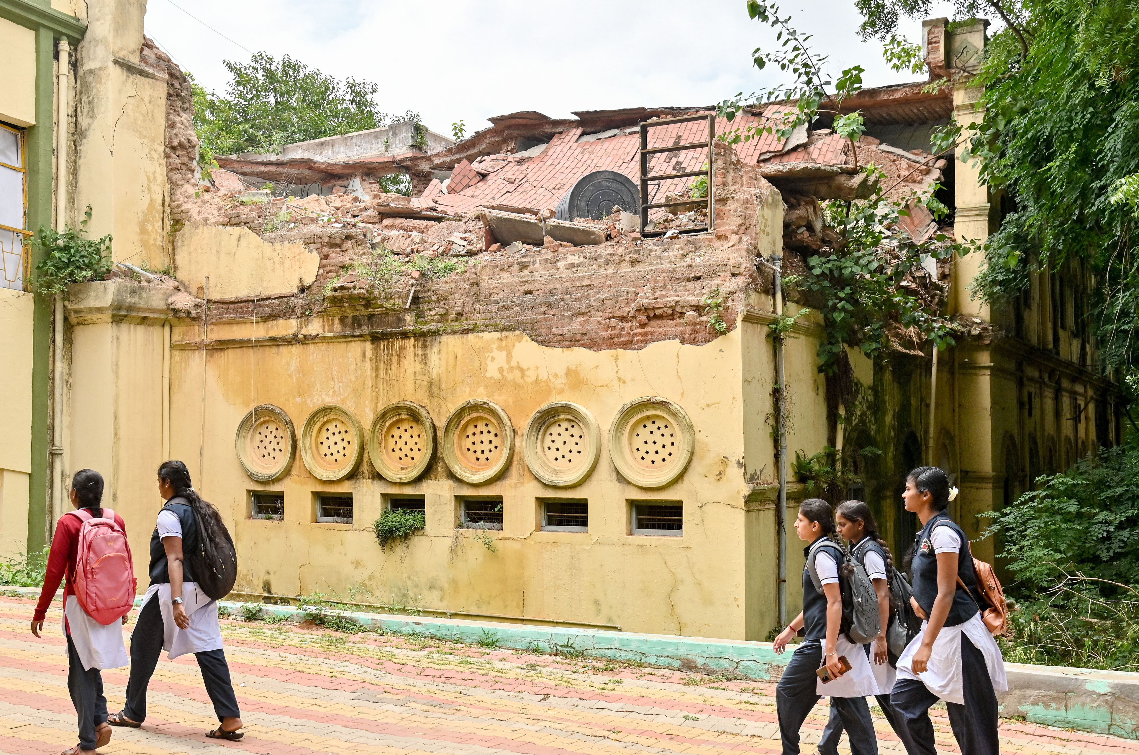 ಮೈಸೂರಿನ ಮಹಾರಾಣಿ ವಿಜ್ಞಾನ ಕಾಲೇಜಿನ ಹಳೇ ಕಟ್ಟಡ ಕುಸಿದಿರುವುದು              ಪ್ರಜಾವಾಣಿ ಚಿತ್ರ: ಅನೂಪ್ ರಾಘ.ಟಿ.