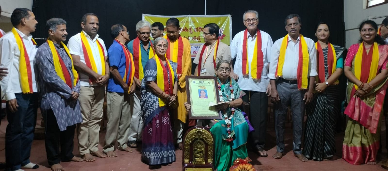 ‘ಅಕಲಂಕ ದತ್ತಿ ಪುರಸ್ಕಾರ’ವನ್ನು ಸಾಹಿತಿ ಇಂದಿರಾ ಹಾಲಂಬಿ ಅವರಿಗೆ ಭಾನುವಾರ ಪ್ರದಾನ ಮಾಡಲಾಯಿತು