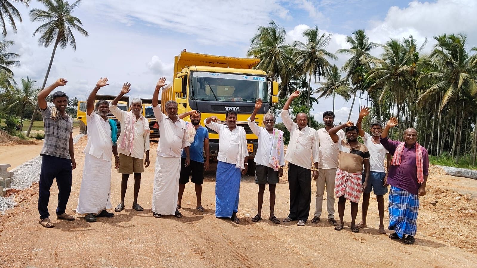 ಕೆ.ಆರ್.ಪೇಟೆ ತಾಲ್ಲೂಕಿನ ಅಗ್ರಹಾರಬಾಚಹಳ್ಳಿ ಬಳಿ ನಿರ್ಮಿಸುತ್ತಿರುವ ಜಲಸೂರು-ಬೆಂಗಳೂರು ರಾಷ್ಟ್ರೀಯ ಹೆದ್ದಾರಿ ನಿರ್ಮಾಣದ ಕಾಮಗಾರಿ ಅವೈಜ್ಞಾನಿಕವಾಗಿ ಎಂದು ಆರೋಪಿಸಿ ರೈತರು ಪ್ರತಿಭಟನೆ ನಡೆಸಿದರು