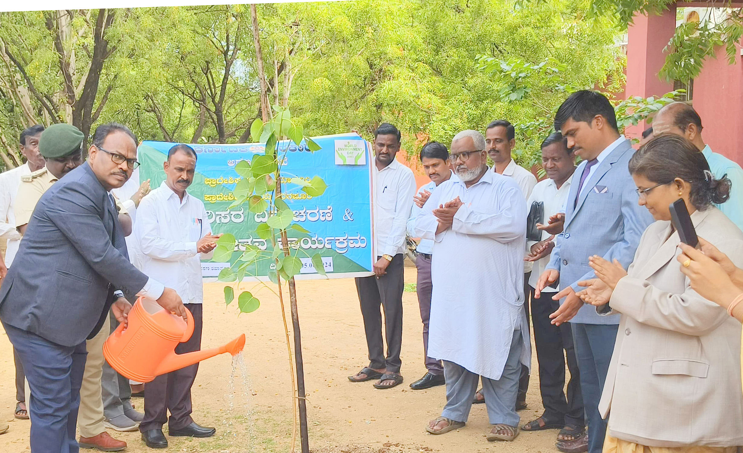 ಶಹಾಪುರ ನ್ಯಾಯಾಲಯದ ಆವರಣದಲ್ಲಿ ವಿಶ್ವ ಪರಿಸರ ದಿನಾಚರಣೆ ಅಂಗವಾಗಿ ಬುಧವಾರ ನ್ಯಾಯಾಧೀಶ ಸಿದ್ದರಾಮ ಟಿ.ಪಿ. ಸಸಿ ನೆಟ್ಟರು. ನ್ಯಾಯಾಧೀಶರಾದ ಶೋಭಾ, ಬಸವರಾಜ ಹಾಜರಿದ್ದರು 