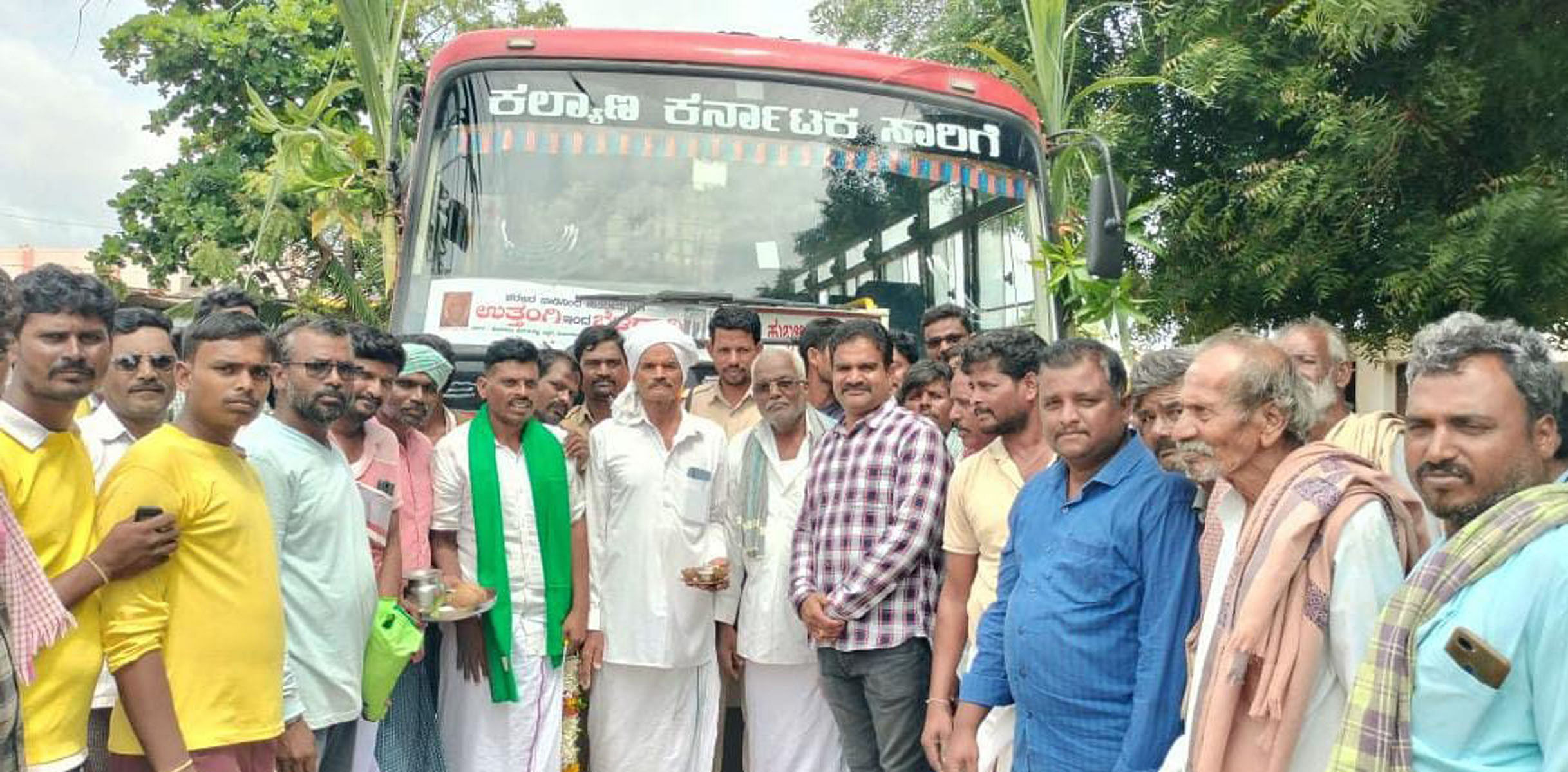 ಹೂವಿನಹಡಗಲಿ ತಾಲ್ಲೂಕು ಉತ್ತಂಗಿಯಲ್ಲಿ ಬಸ್ ಗೆ ಪೂಜೆ ಸಲ್ಲಿಸಿ ಬೆಳಗಾವಿ ನೂತನ ಮಾರ್ಗಕ್ಕೆ ಚಾಲನೆ ನೀಡಲಾಯಿತು.