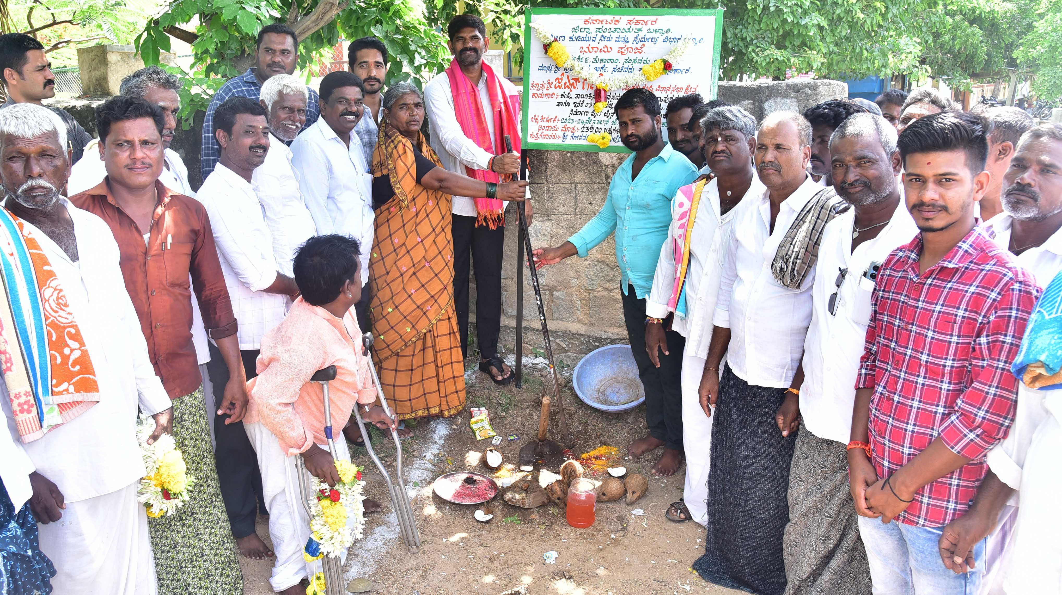 ಕಂಪ್ಲಿ ತಾಲ್ಲೂಕು ದೇವಸಮುದ್ರ ಗ್ರಾಮದಲ್ಲಿ ಜೆಜೆಎಂ ಯೋಜನೆಯ ₹2.39 ಕೋಟಿ ವೆಚ್ಚದ  ಕುಡಿಯುವ ನೀರಿನ ಕಾಮಗಾರಿಗೆ ಶಾಸಕ ಜೆ.ಎನ್. ಗಣೇಶ್ ಭೂಮಿಪೂಜೆ ನೆರವೇರಿಸಿದರು