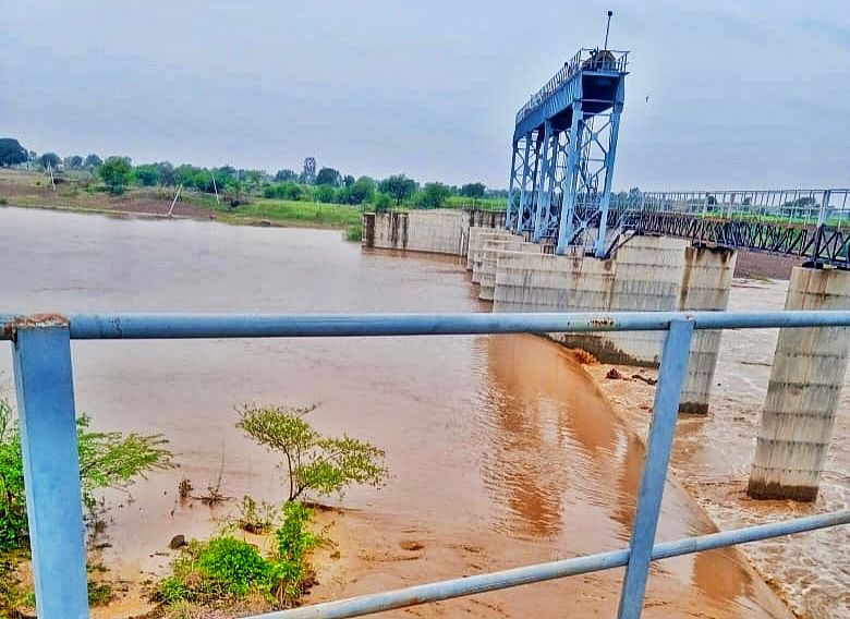 ಹುಲಸೂರ ಸಮೀಪದ ಮಾಂಜ್ರಾ ನದಿಗೆ ಅಡ್ಡಲಾಗಿ ನಿರ್ಮಿಸಿರುವ ಕೊಂಗಳಿ ಬ್ರಿಜ್ ಕಮ್ ಬ್ಯಾರೇಜ್ ಮೇಲಿಂದ ನೀರೂ ಹರಿಯಿತು.