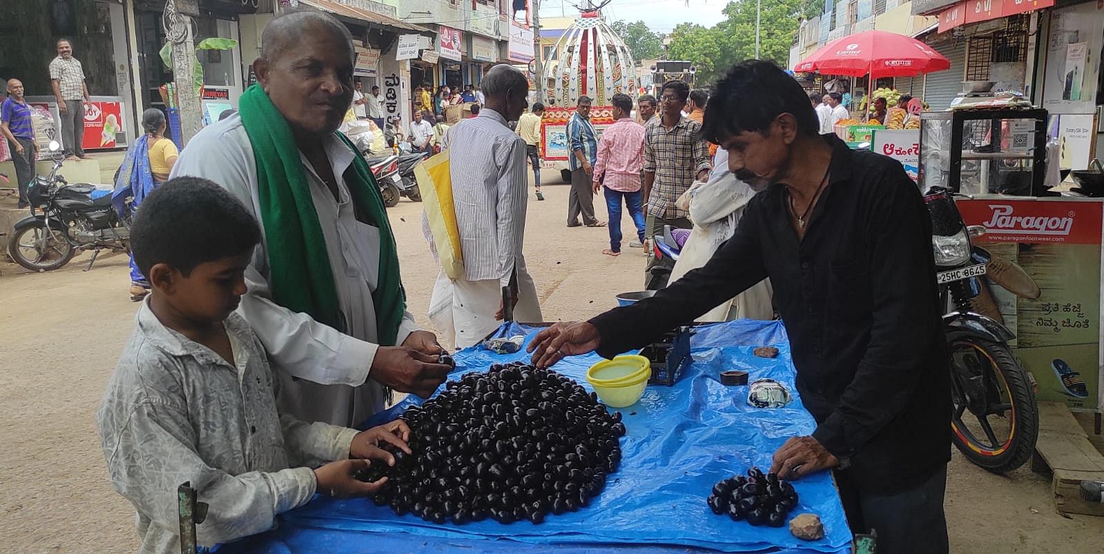 ನವಲಗುಂದ ಪಟ್ಟಣದ ಗಾಂಧಿ ಮಾರುಕಟ್ಟೆಯಲ್ಲಿ ತಳ್ಳು ಗಾಡಿಯಲ್ಲಿ ನೇರಳೆ ಹಣ್ಣು ಮಾರಾಟ ಮಾಡುತ್ತಿರುವ ವ್ಯಾಪಾರಿ