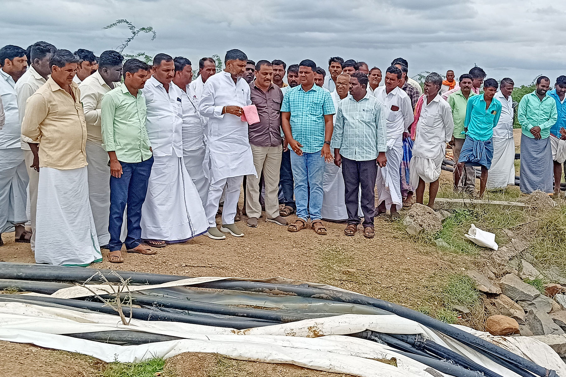 ಕವಿತಾಳ ಸಮೀಪದ ಇರಕಲ್‌ ಗ್ರಾಮದ ಕುಡಿಯುವ ನೀರಿನ ಕೆರೆಗೆ ಶಾಸಕ ಆರ್.ಬಸನಗೌಡ ತಿರ್ವಿಹಾಳ ಸೋಮವಾರ ಭೇಟಿ ನೀಡಿ ಪರಿಶೀಲಿಸಿದರು.