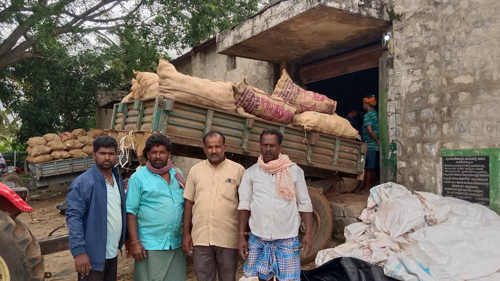 ನುಗ್ಗೇಹಳ್ಳಿ ಹೋಬಳಿ ಕೊಬ್ಬರಿ ಖರೀದಿ ಕೇಂದ್ರದಲ್ಲಿ ನೋಂದಣಿ ಮಾಡಿರುವ ರೈತರಿಂದ ಕೊಬ್ಬರಿ ಖರೀದಿಸಲಾಯಿತು