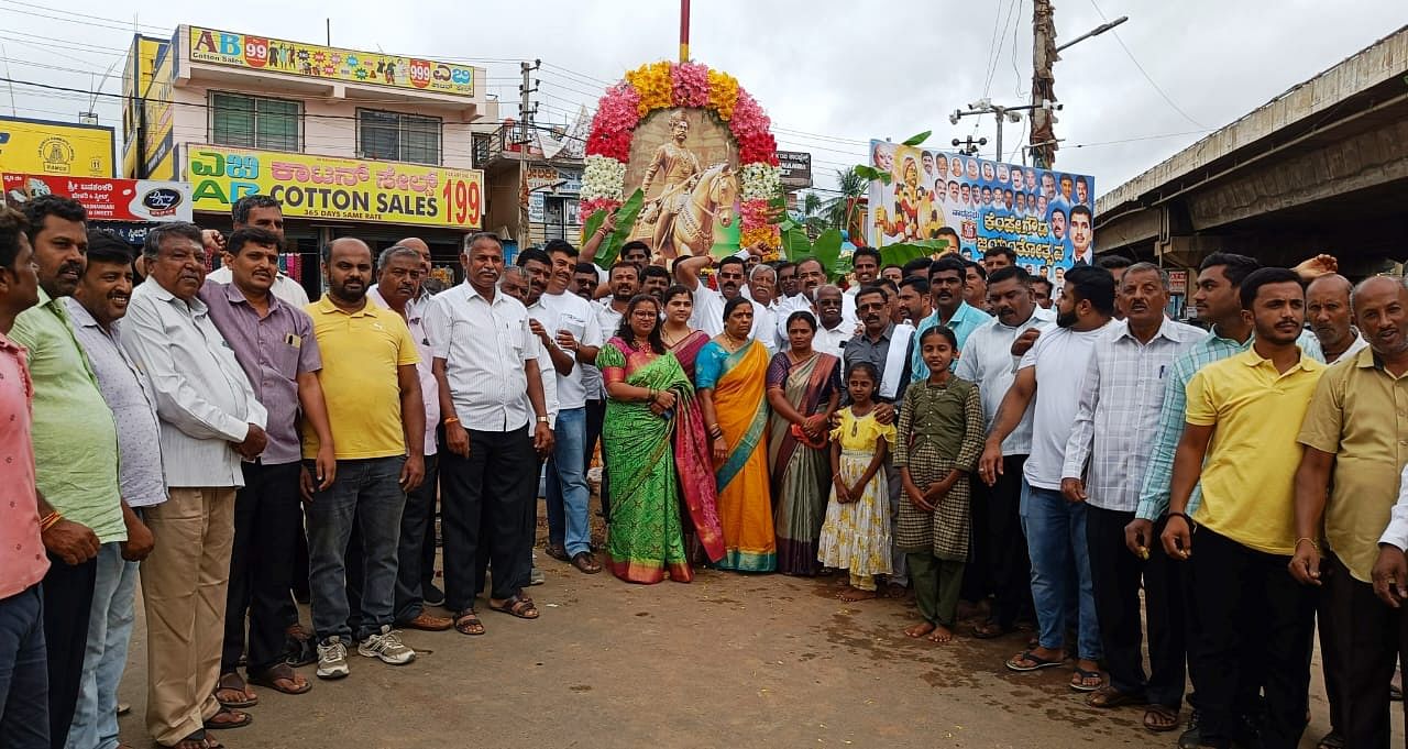 ದಾಬಸ್ ಪೇಟೆ ಪಟ್ಟಣದ ಶಿವಗಂಗೆ ರಸ್ತೆಯ ಕೆಂಪೇಗೌಡ ವೃತ್ತದಲ್ಲಿ ಗುರುವಾರ ಕೆಂಪೇಗೌಡರ ಜಯಂತಿ ಕಾರ್ಯಕ್ರಮ ಹಮ್ಮಿಕೊಳ್ಳಲಾಯಿತು