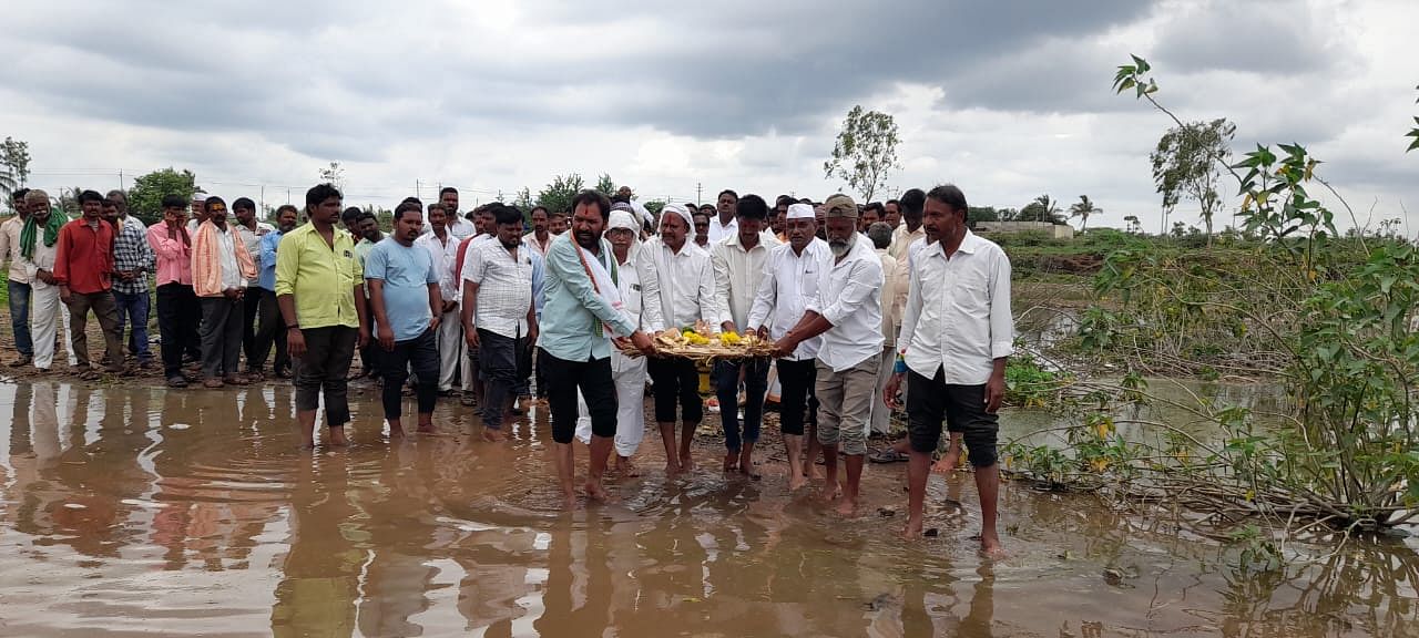 ರಾಯಬಾಗ ತಾಲ್ಲೂಕಿನ ನಂದಿಕುರಳಿ ಗ್ರಾಮದಲ್ಲಿ ರವಿವಾರ ಕೆರೆಗೆ ಬಾಗಿನ ಅರ್ಪಣೆ ಮಾಡಲಾಯಿತು.