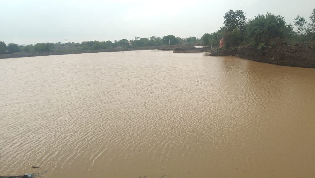 ಮುನ್ನೋಳ್ಳಿ ಗ್ರಾಮದ ಗಂಗಮ್ಮನ ಕೆರೆಯು ಮುಂಗಾರು ಮಳೆಗೆ ಸಂಪೂರ್ಣ ಭರ್ತಿಯಾಗಿರುವ ದೃಶ್ಯ