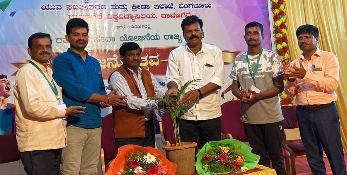 ದಾವಣಗೆರೆ ವಿಶ್ವವಿದ್ಯಾಲಯದಲ್ಲಿ ಏರ್ಪಡಿಸಿರುವ ರಾಜ್ಯ ಮಟ್ಟದ ಎನ್‌ಎಸ್‌ಎಸ್‌ ಯುವಜನೋತ್ಸವದ ಸಾಂಸ್ಕೃತಿಕ ಕಾರ್ಯಕ್ರಮಗಳನ್ನು ಕರ್ನಾಟಕ ವಿಶ್ವವಿದ್ಯಾಲಯದ ಎನ್‌ಎಸ್‌ಎಸ್ ಸಂಯೋಜನಾಧಿಕಾರಿ ಎಂ.ಬಿ.ದಳಪತಿ ಉದ್ಘಾಟಿಸಿದರು