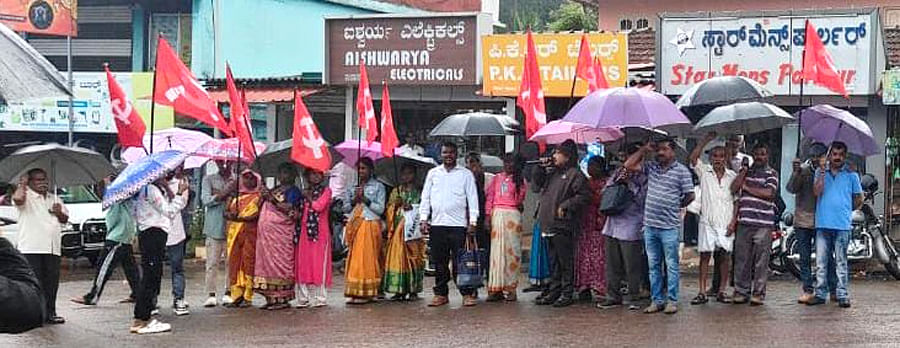 ಇಂಧನ ಬೆಲೆ ಏರಿಕೆ ಖಂಡಿಸಿ ನೆಲ್ಯಹುದಿಕೇರಿಯಲ್ಲಿ ಸಿಪಿಎಂ ಕಾರ್ಯಕರ್ತರು ಪ್ರತಿಭಟನೆ ನಡೆಸಿದರು