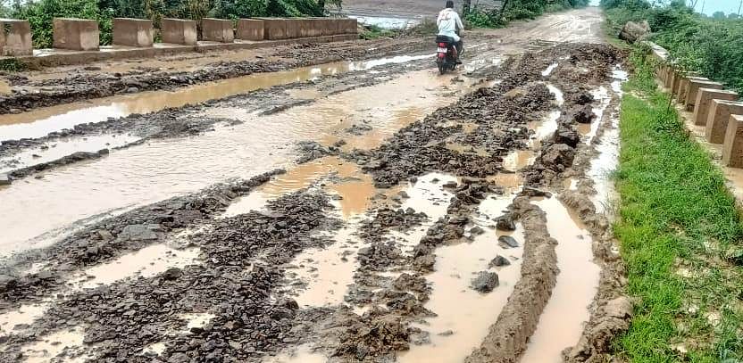 ಬೇವೂರ-ಬೋಡನಾಯ್ಕದಿನ್ನಿ ರಸ್ತೆ ಮಳೆಯಿಂದಾಗಿ ಸಂಪೂರ್ಣ ಕೆಸರುಮಯವಾಗಿದೆ 