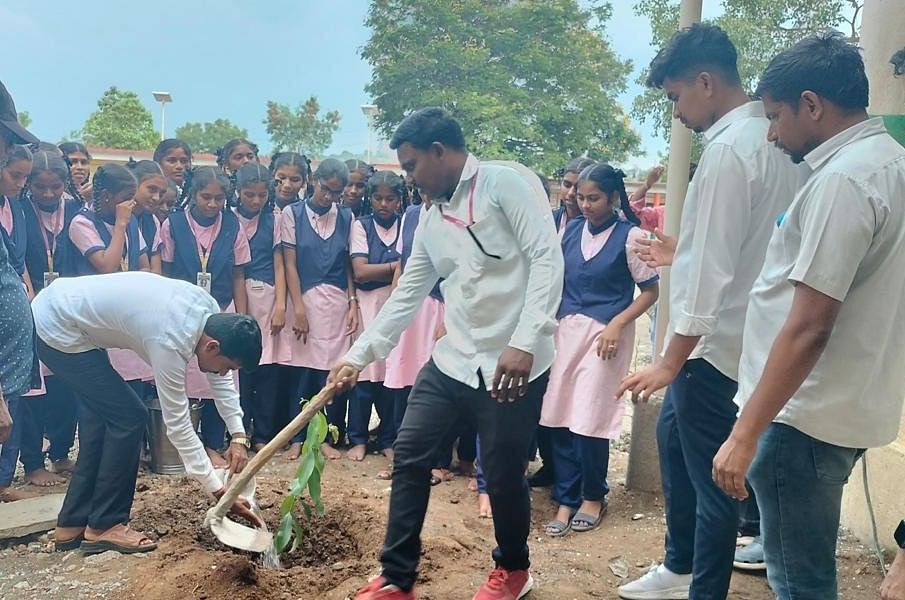 ಔರಾದ್ ತಾಲ್ಲೂಕಿನ ಚಿಂತಾಕಿ ಡಾ.ಬಿ.ಆರ್. ಅಂಬೇಡ್ಕರ್ ವಸತಿ ಶಾಲೆಯಲ್ಲಿ ಎಬಿವಿಪಿಯಿಂದ ಆಕ್ಷಿಜನ್ ಚಾಲೆಂಜ್ ಅಭಿಯಾನ ಅಂಗವಾಗಿ ಸಸಿ ನೆಡಲಾಯಿತು