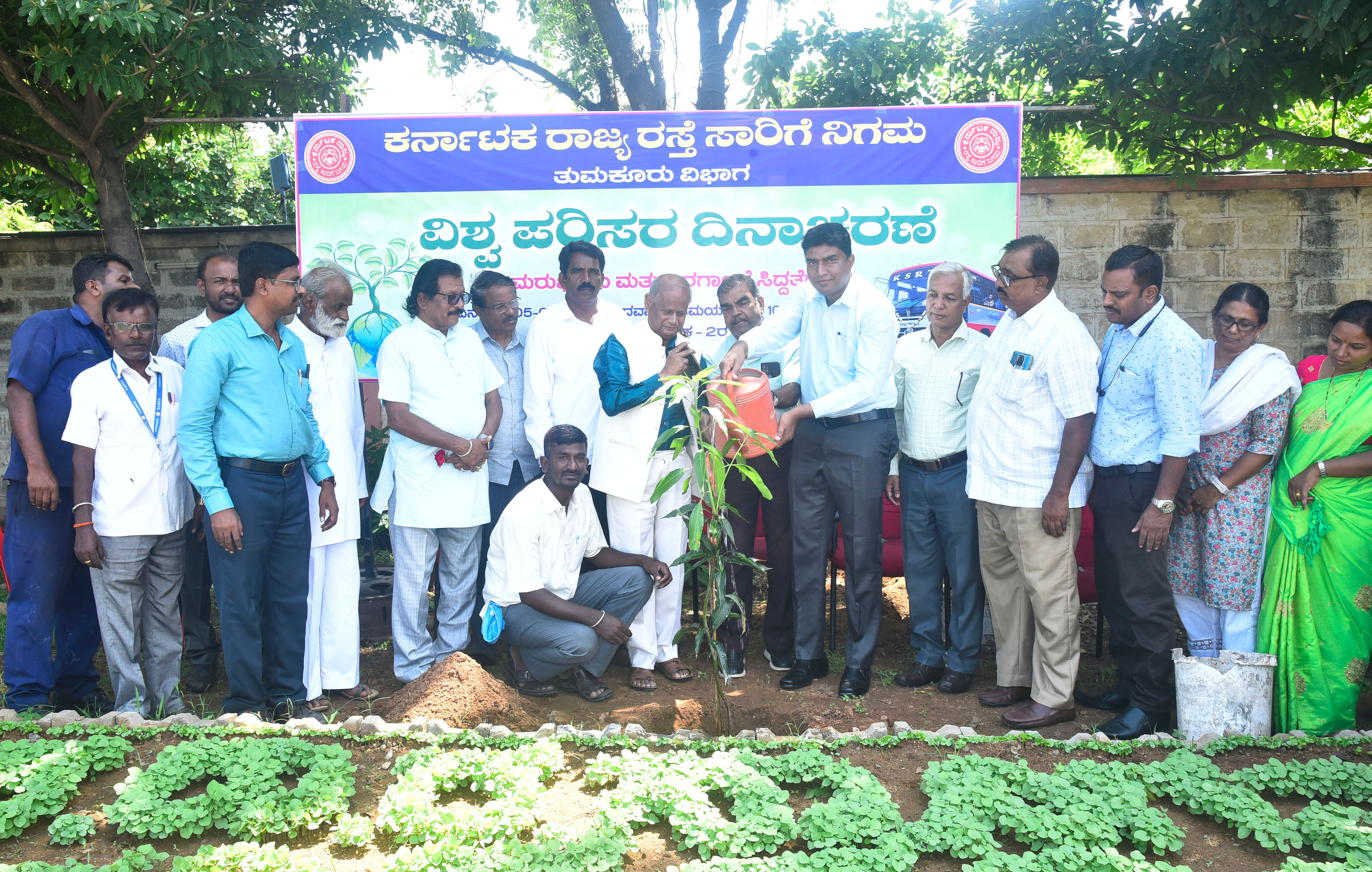 ತುಮಕೂರು ಕೆಎಸ್ಆರ್‌ಟಿಸಿ ಕಾರ್ಯಾಗಾರ ಘಟಕ-2ರಲ್ಲಿ ಬುಧವಾರ ವಿಶ್ವ ಪರಿಸರ ದಿನಾಚರಣೆ ಅಂಗವಾಗಿ ಗಿಡ ನೆಡಲಾಯಿತು. ಕೆಎಸ್ಆರ್‌ಟಿಸಿ ಕಾರ್ಯಾಗಾರದ ವ್ಯವಸ್ಥಾಪಕ ಮಂಜುನಾಥ್, ಕನ್ನಡ ಕ್ರಿಯಾ ಸಮಿತಿ ಅಧ್ಯಕ್ಷ ವಿ.ಡಿ.ಹನುಮಂತರಾಯಪ್ಪ, ಸಮಿತಿ ಉಪಾಧ್ಯಕ್ಷ ಮಂಜುನಾಥ್, ಪ್ರವಚನಕಾರ ಮುರುಳೀಕೃಷ್ಣ, ನಿವೃತ್ತ ಪ್ರಾಧ್ಯಾಪಕ ಸಿದ್ದೇಶಗೌಡ ಇತರರು ಭಾಗವಹಿಸಿದ್ದರು