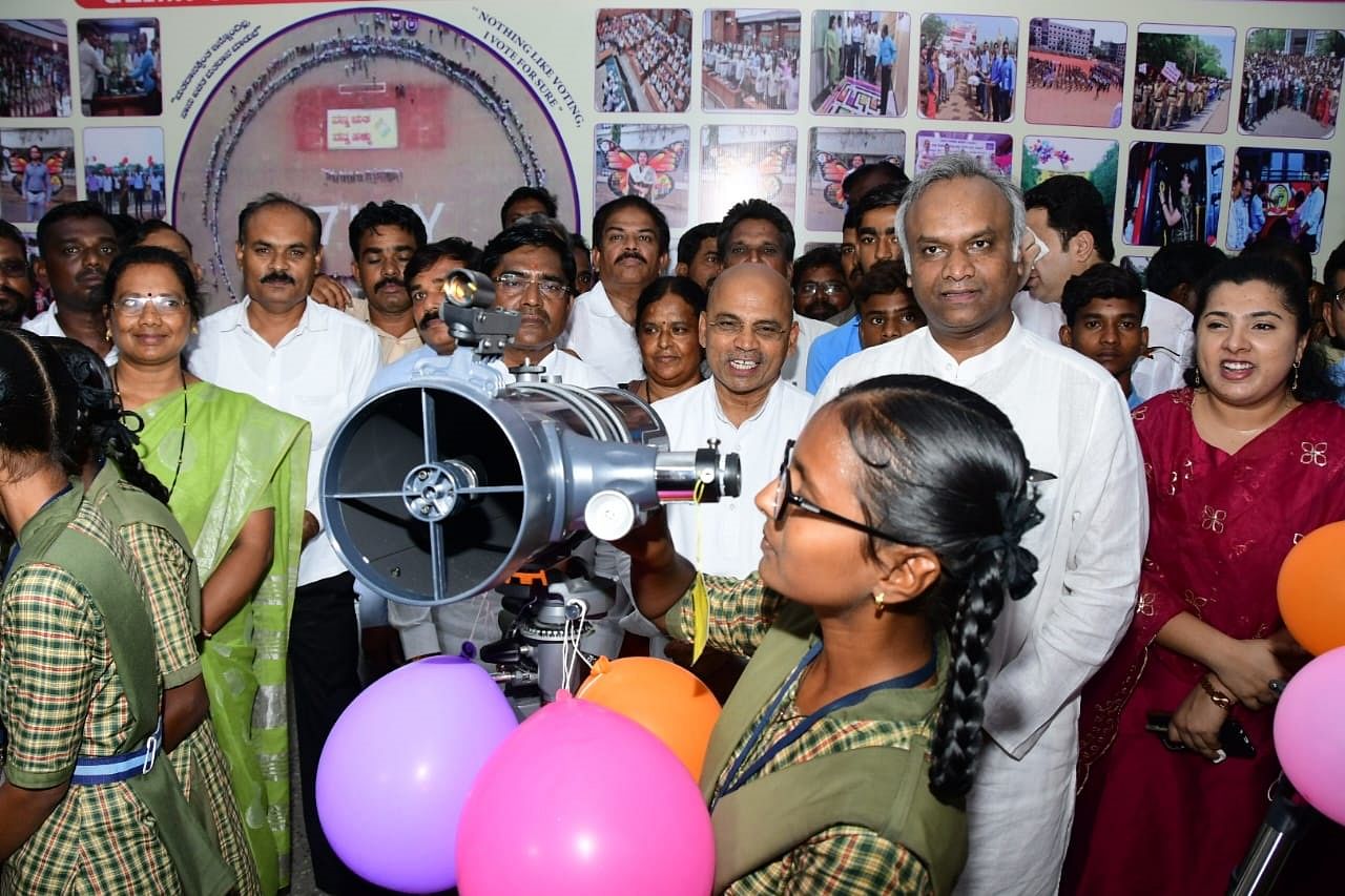 ಕಲಬುರಗಿ ಜಿಲ್ಲಾಧಿಕಾರಿ ಕಚೇರಿಯಲ್ಲಿ ಶನಿವಾರ ಸರ್ಕಾರಿ ಶಾಲೆಗಳಿಗೆ ವಿತರಿಸಲಾದ ಟೆಲಿಸ್ಕೋಪ್‌ವೊಂದನ್ನು ವಿದ್ಯಾರ್ಥಿಯೊಬ್ಬಳು ಕುತೂಹಲದಿಂದ ವೀಕ್ಷಿಸಿದಳು. ಸಚಿವರಾದ ಪ್ರಿಯಾಂಕ್‌ ಖರ್ಗೆ, ಡಾ.ಶರಣಪ್ರಕಾಶ ಪಾಟೀಲ. ವಿಧಾನ ಪರಿಷತ್ ಸದಸ್ಯ ಜಗದೇವ ಗುತ್ತೇದಾರ, ಜಿಲ್ಲಾಧಿಕಾರಿ ಫೌಜಿಯಾ ತರನ್ನುಮ್ ಪಾಲ್ಗೊಂಡಿದ್ದರು