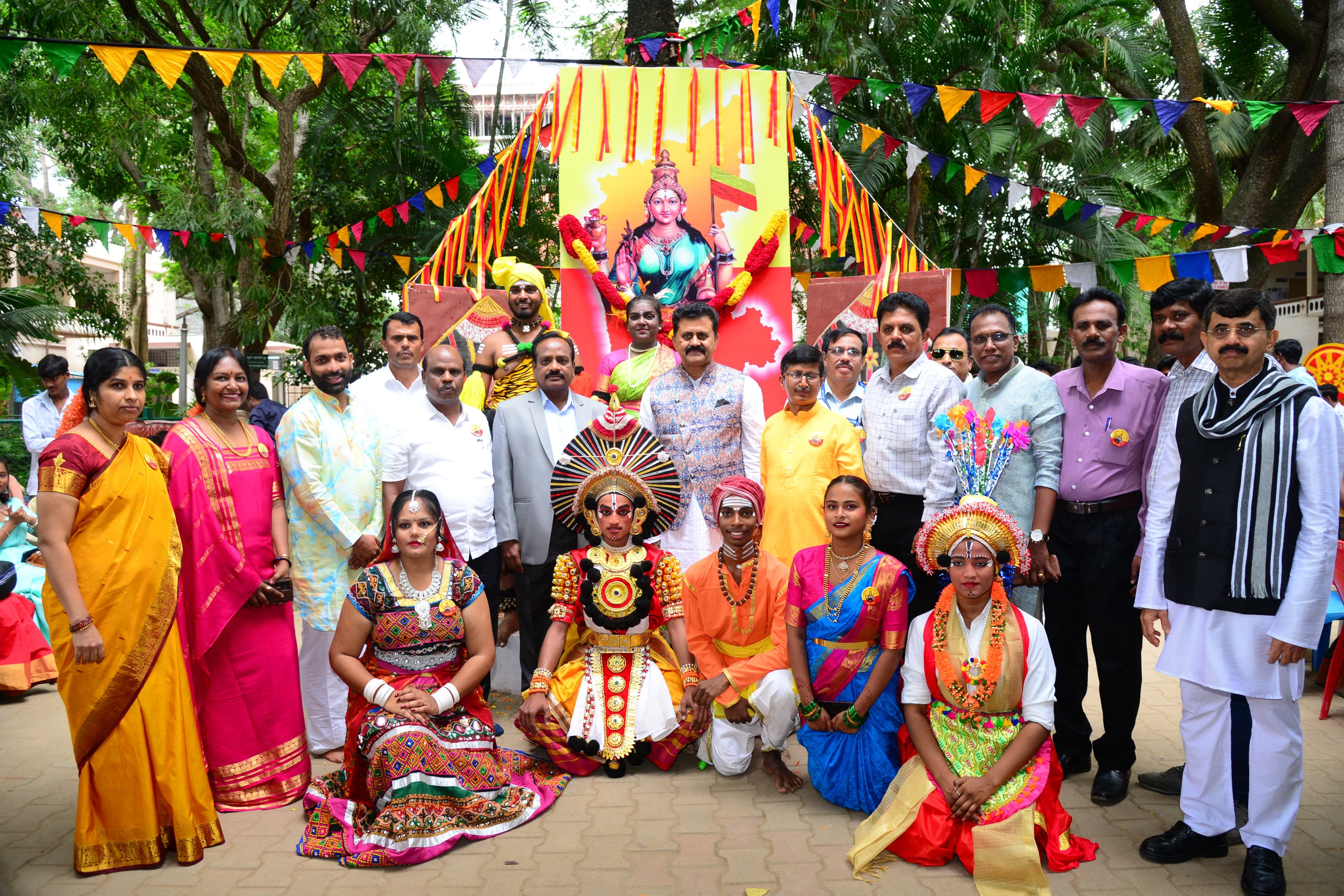 ‘ಕರ್ನಾಟಕ ನಾಮಕರಣ ಸುವರ್ಣ ಮಹೋತ್ಸವ ನಾಡಹಬ್ಬ’ ಕಾರ್ಯಕ್ರಮದಲ್ಲಿ ಗಣ್ಯರು ಮತ್ತು ಪ್ರಾದೇಶಿಕ ಕಲೆಗಳನ್ನು ಪ್ರದರ್ಶಿಸಿದ ವಿದ್ಯಾರ್ಥಿಗಳು ಪಾಲ್ಗೊಂಡಿದ್ದರು.