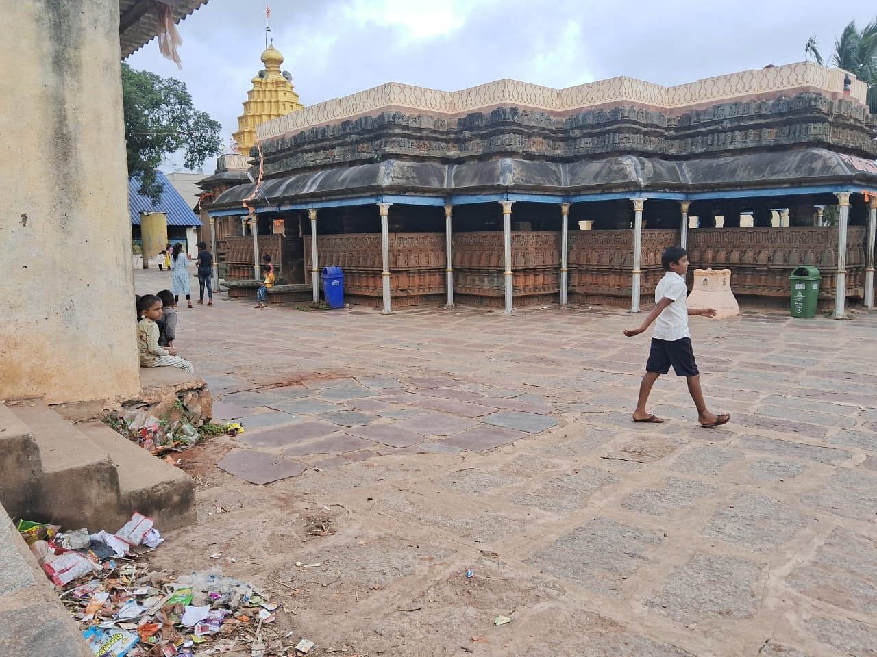 ಶಂಭುಲಿಂಗೇಶ್ವರ ದೇವಸ್ಥಾನದ ಆವರಣದಲ್ಲಿ ಬಿದ್ದಿರುವ ಕಸ.