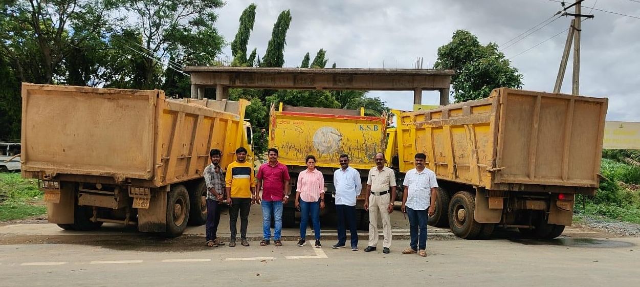 ಆರೋಪಿಗಳು ಹಾಗೂ ಜಪ್ತಿ ಮಾಡಿರುವ ಟಿಪ್ಪರ್‌ ಲಾರಿ ಜೊತೆ ಪೊಲೀಸರ ತಂಡ