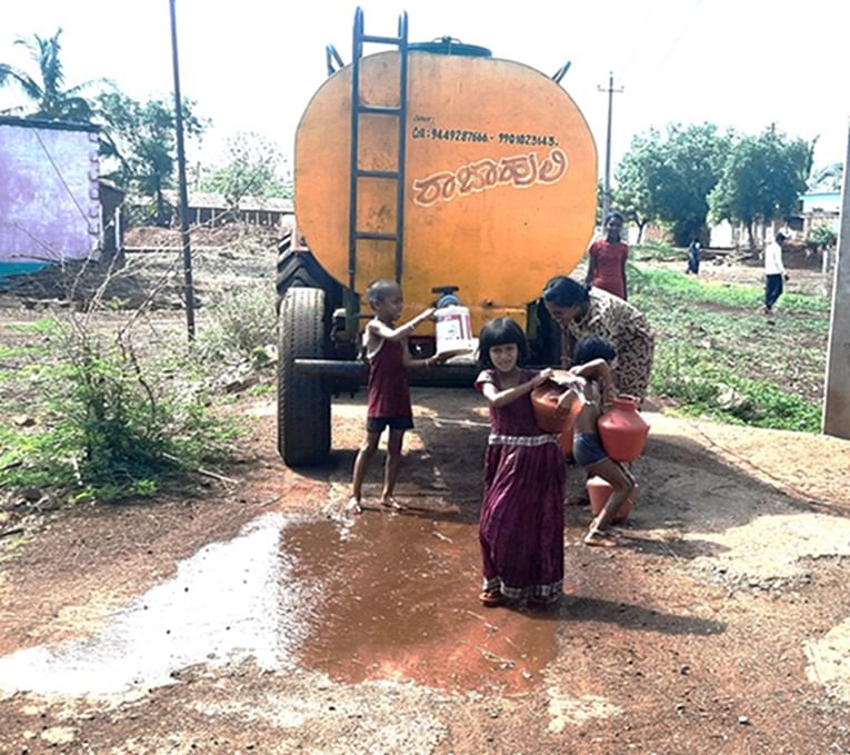 ಚಿಟಗುಪ್ಪ ತಾಲ್ಲೂಕಿನ ಮದರಗಿ ಗ್ರಾಮದ ಹೊಸ ಬಡಾವಣೆಯಲ್ಲಿ ಮಹಿಳೆಯರು ಟ್ಯಾಂಕರ್‌ ನೀರು ತುಂಬಿಕೊಳ್ಳುತ್ತಿರುವುದು