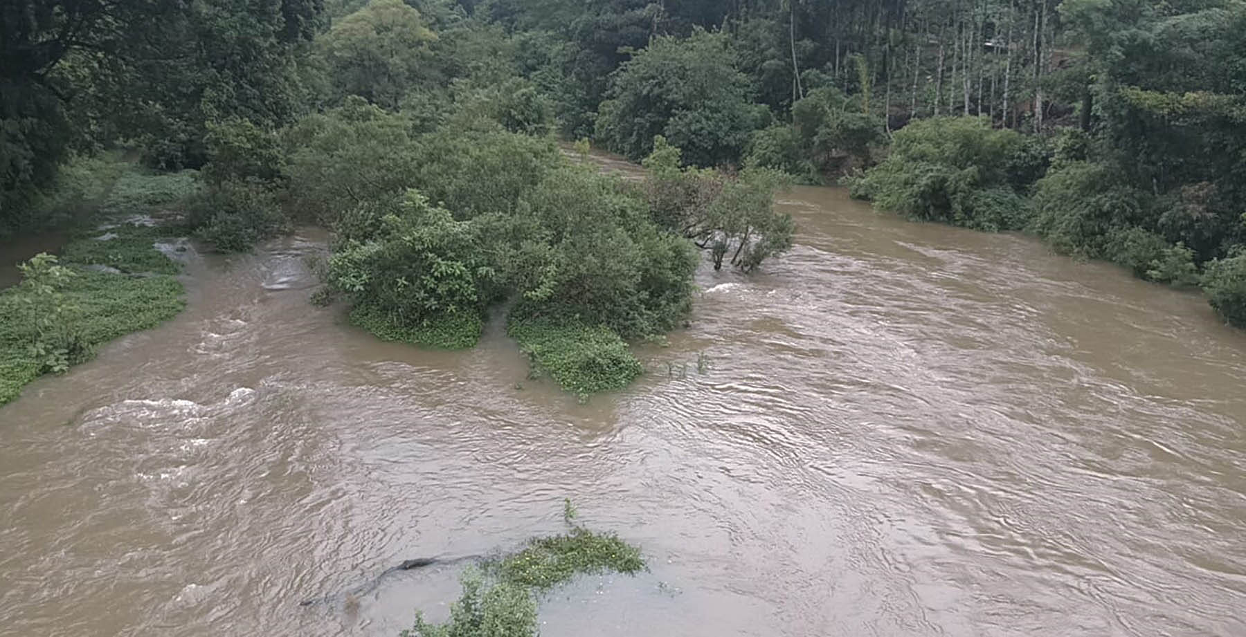 ಗೋಣಿಕೊಪ್ಪಲು ಬಳಿಯ ಹೈಸೊಡ್ಲುರು, ಬೀರುಗ ನಡುವಿನ ಹೊಳೆ ಮೈದುಂಬಿ ಹರಿಯುತ್ತಿದೆ.